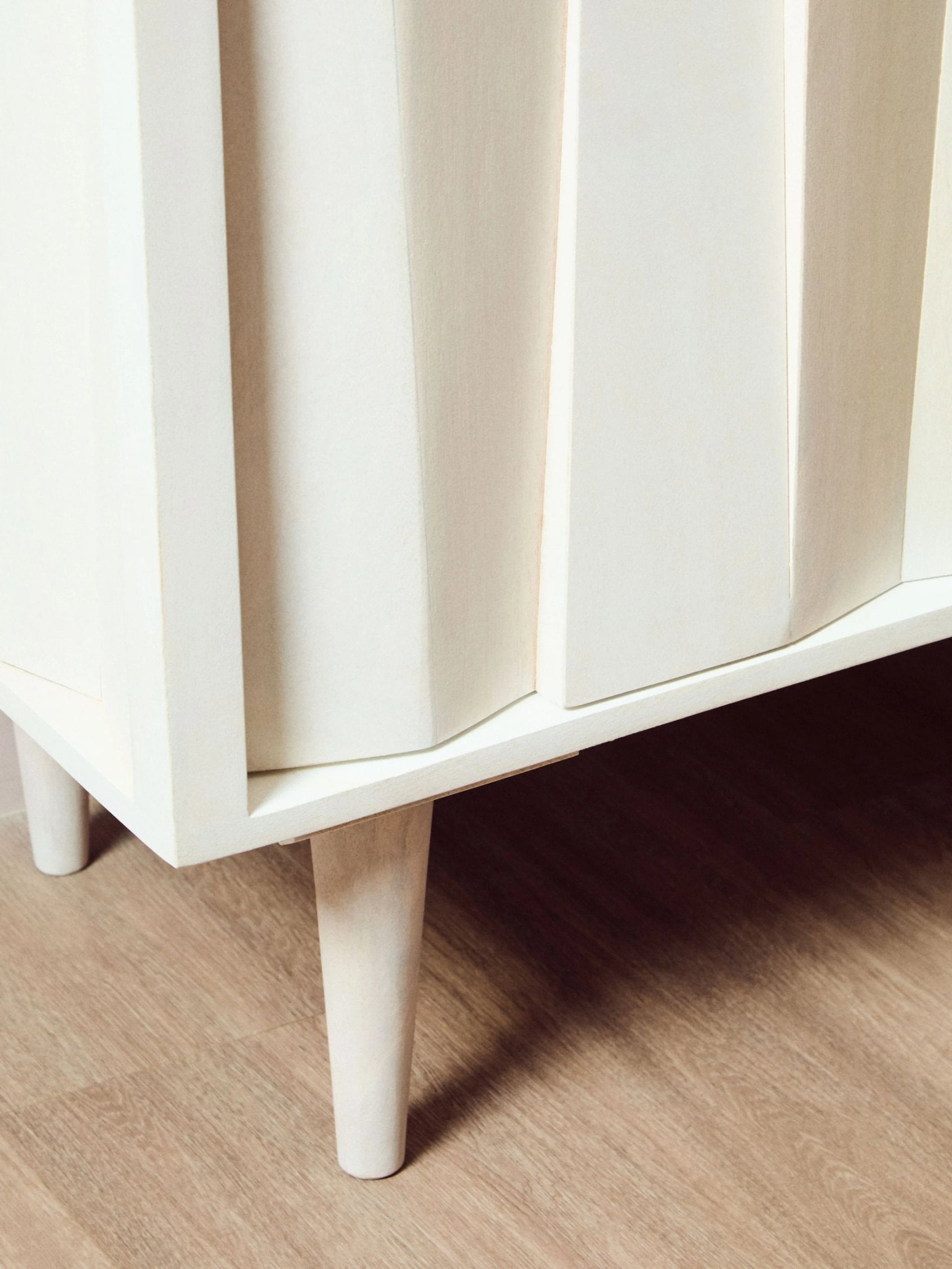 Harlow 2 Door Whitewash Mango Wood Abstract Cabinet
