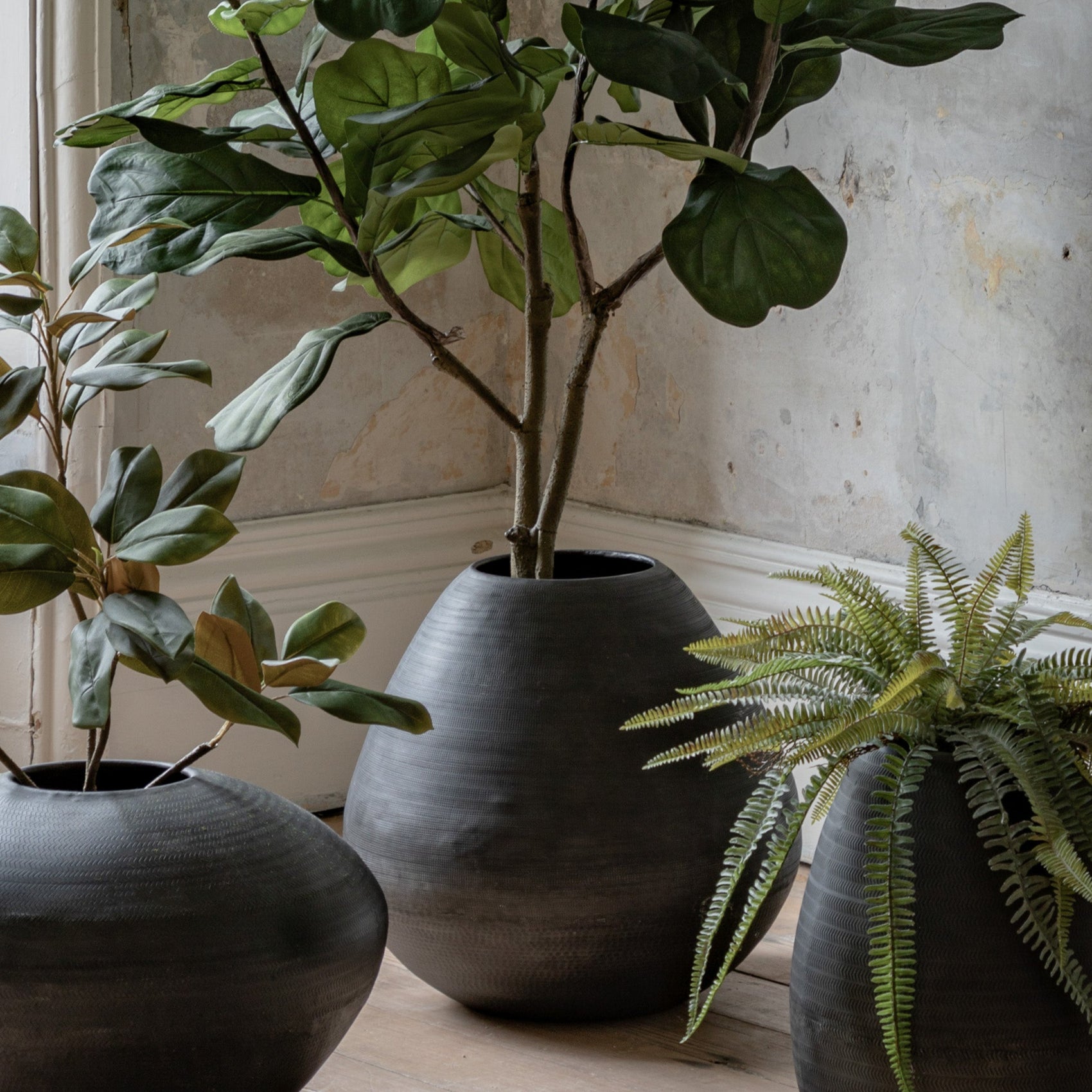 Papa Artistic Black Aluminium Chatai Planter