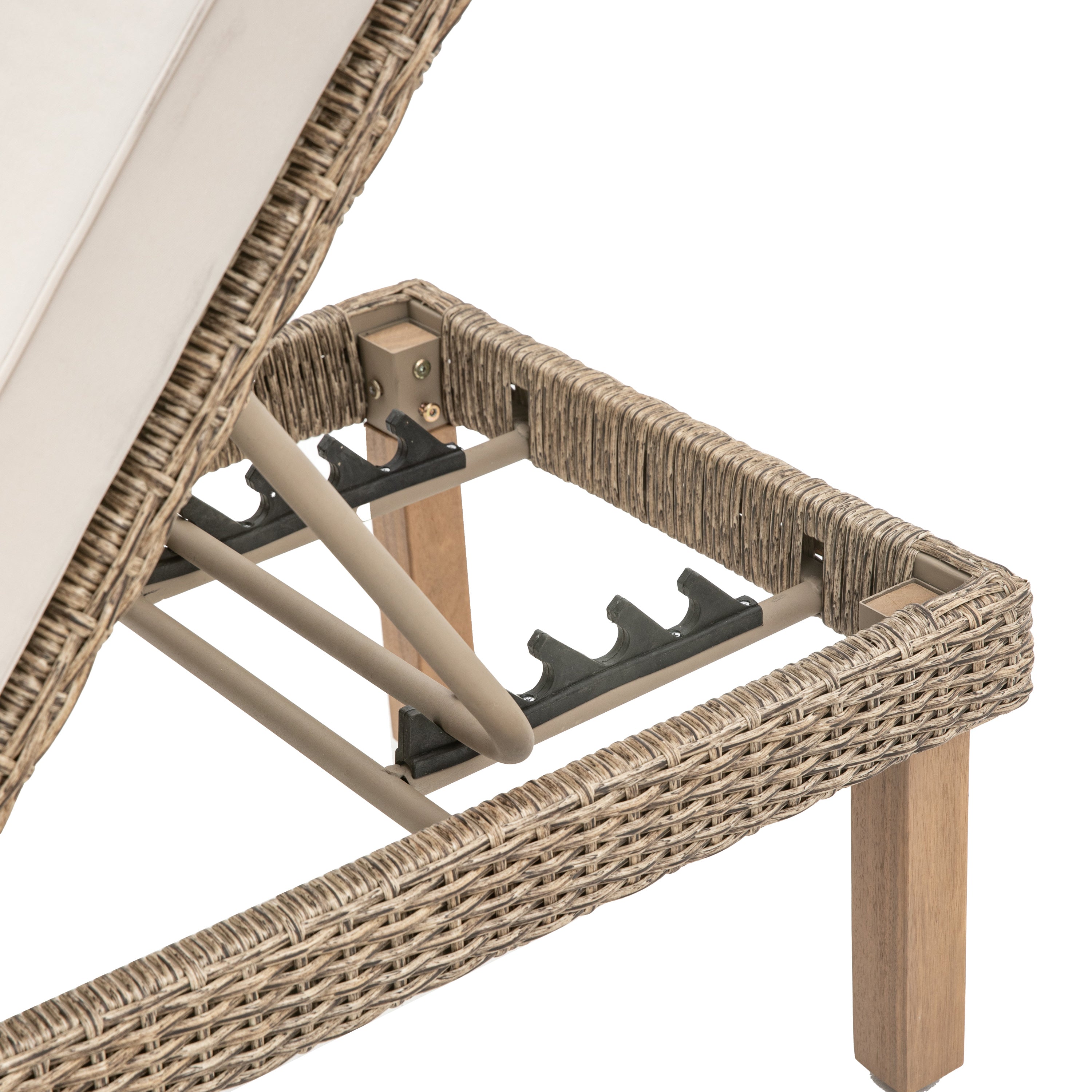 Punta Neutral Rattan Lounger