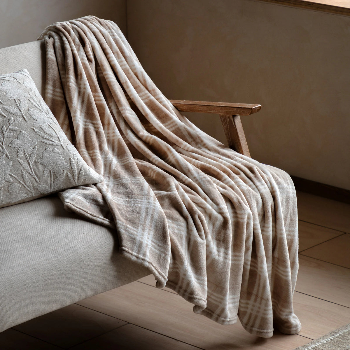 Harlewood Rolled Fleece Almond Beige Throw