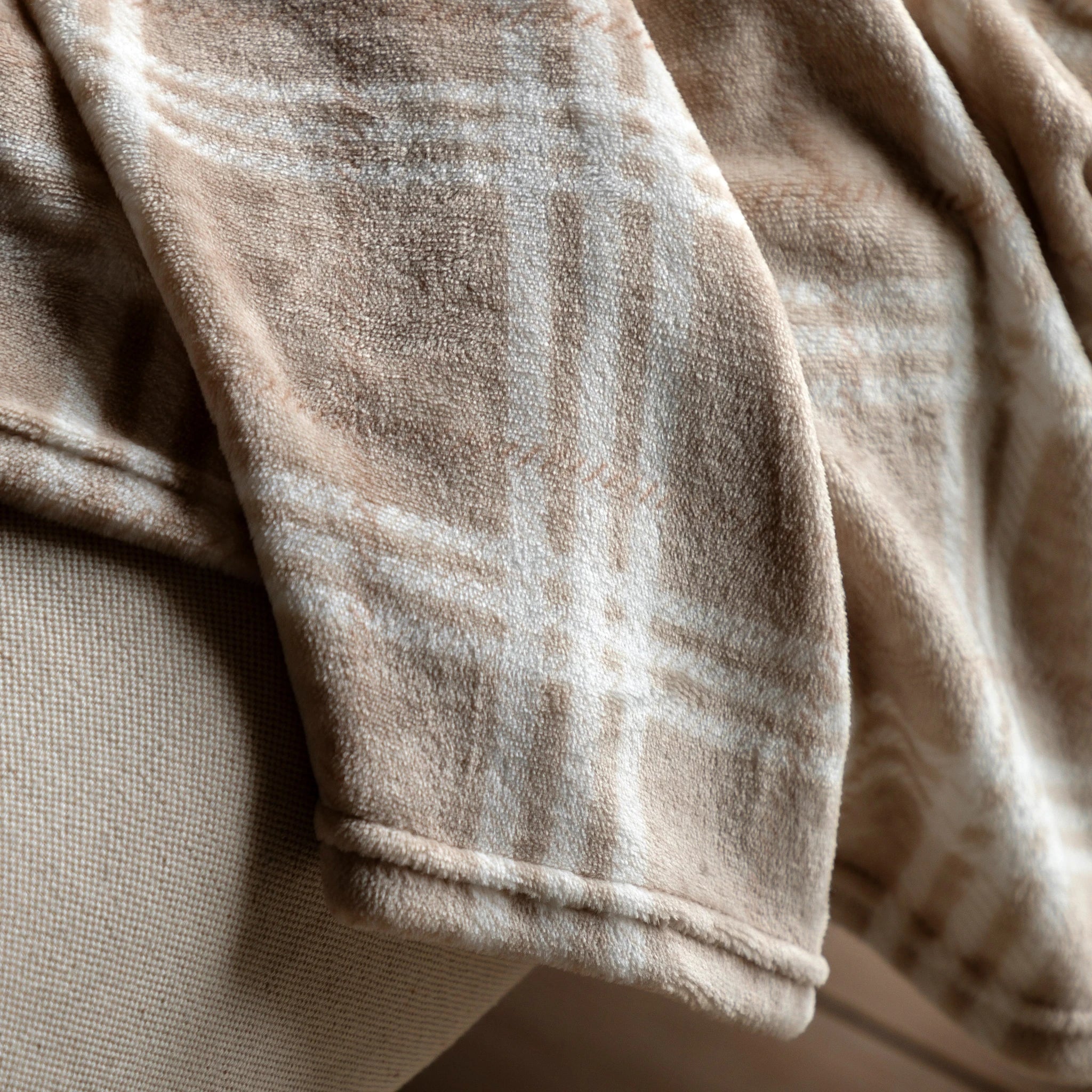 Harlewood Rolled Fleece Almond Beige Throw