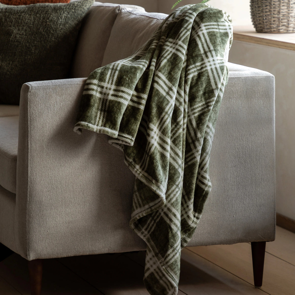 Harlewood Rolled Fleece Olive Green Throw