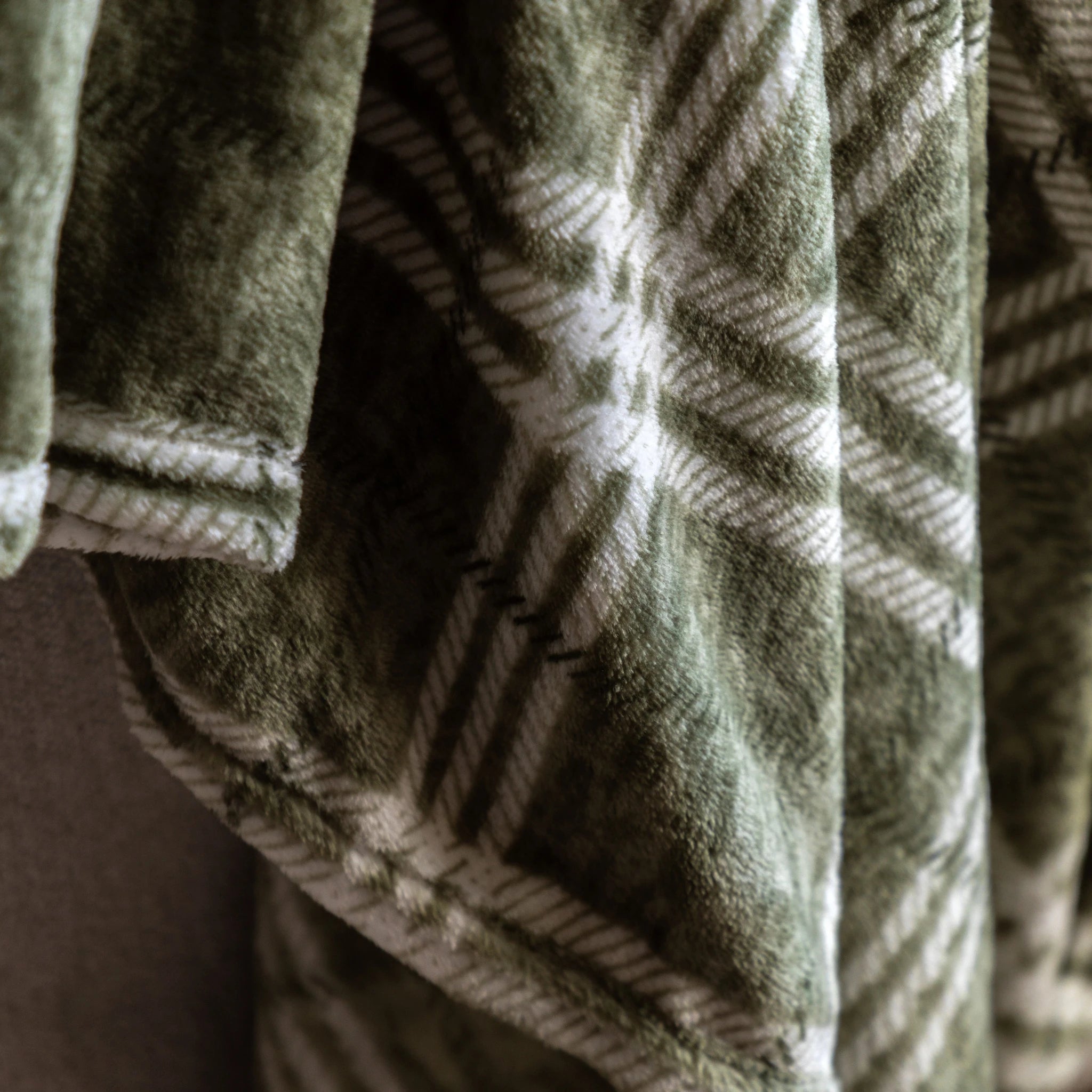Harlewood Rolled Fleece Olive Green Throw