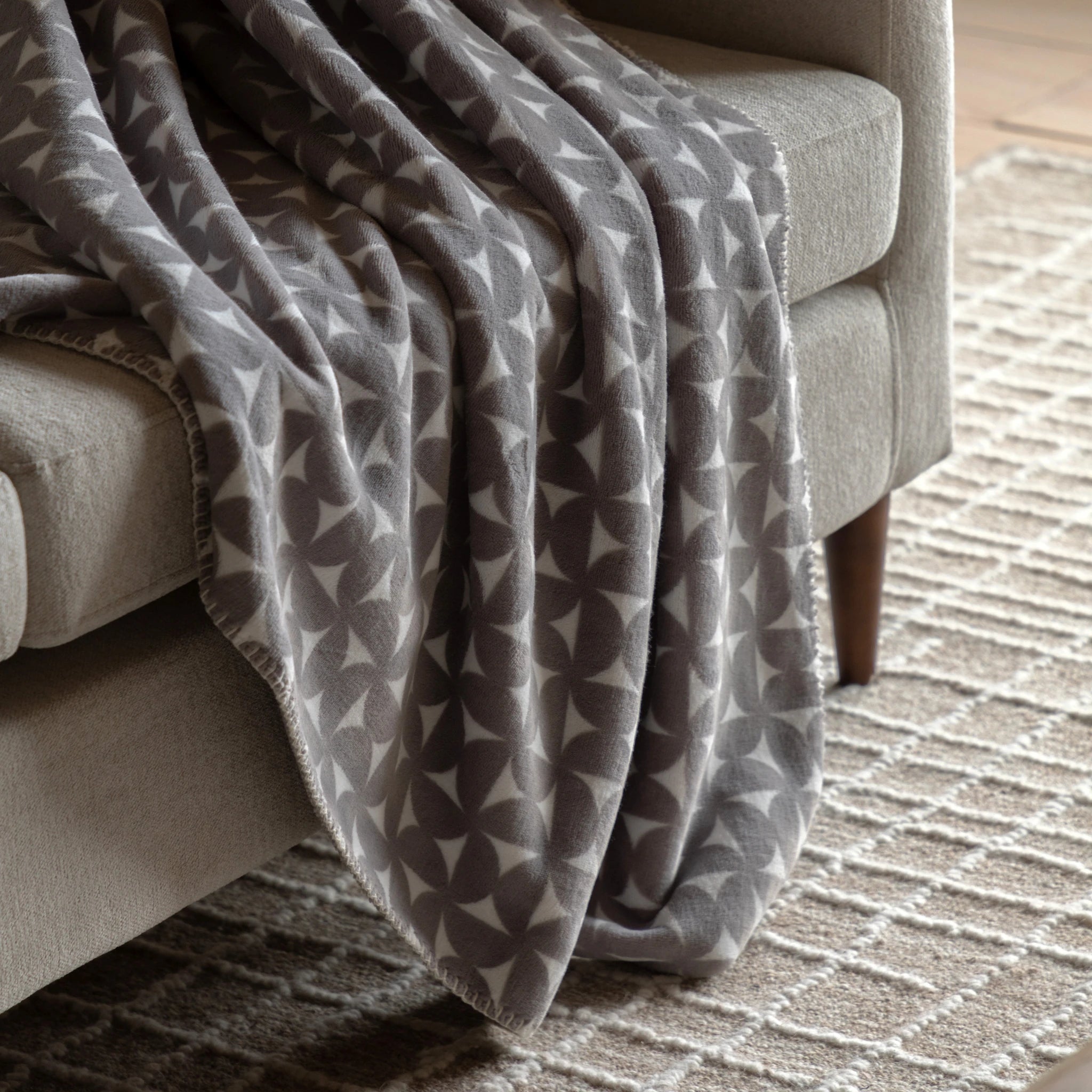 Modo Modern Geo Flannel Grey Throw