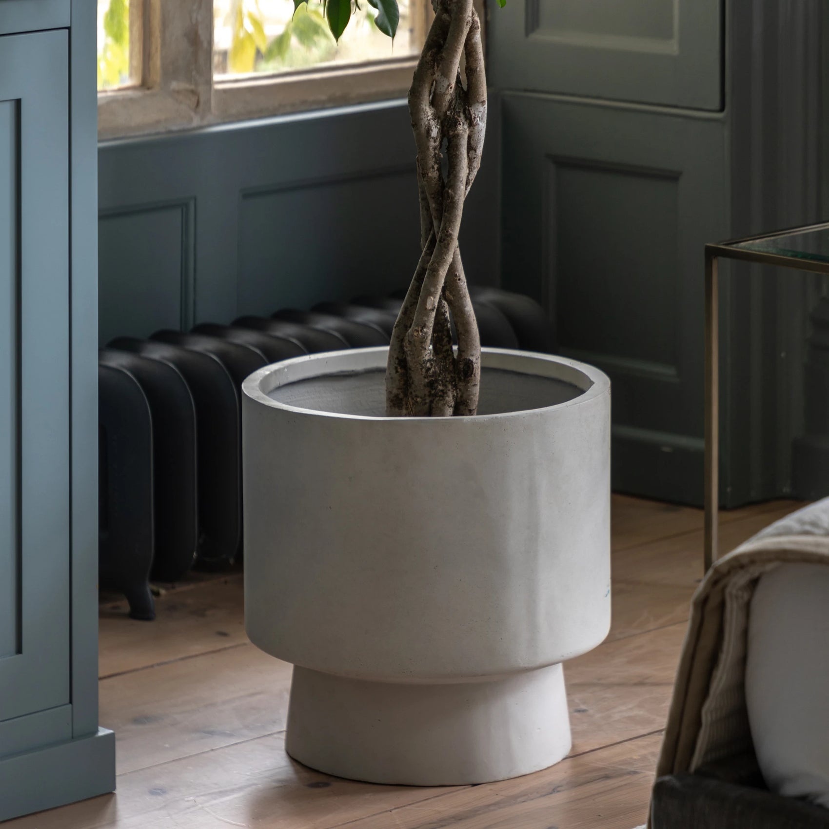 Amberterrace Footed White Metal Outdoor Planter