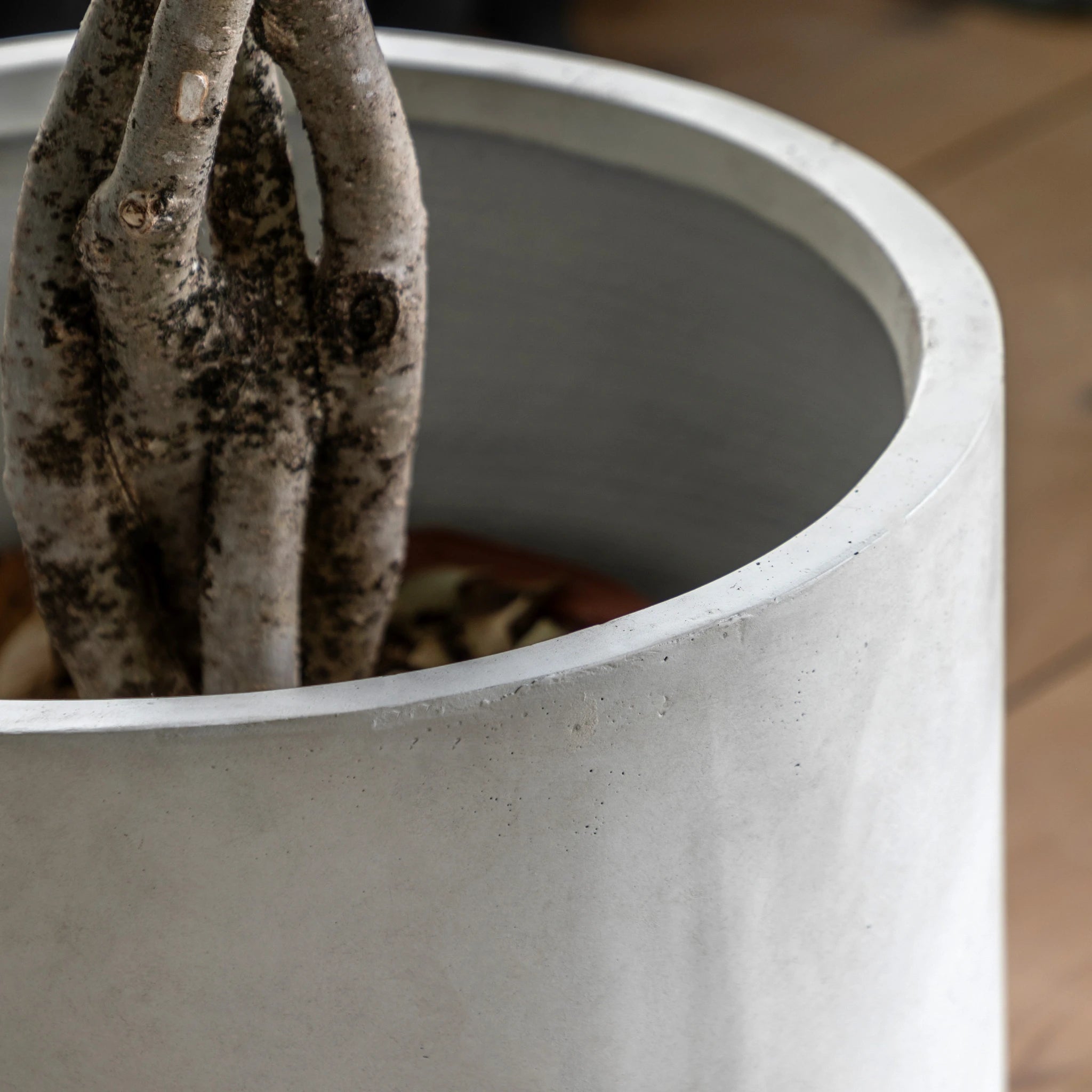 Amberterrace Footed White Metal Outdoor Planter