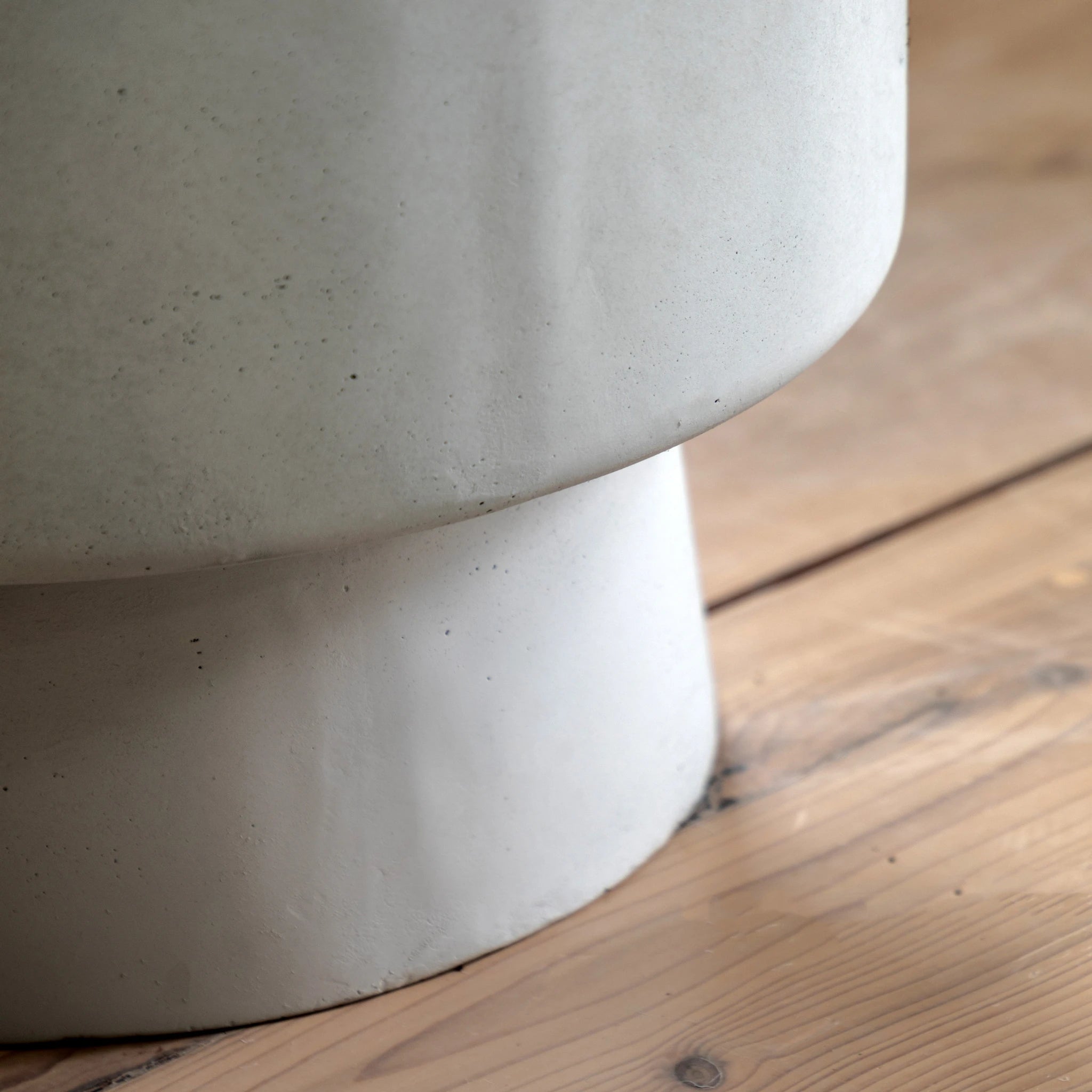 Amberterrace Footed White Metal Outdoor Planter
