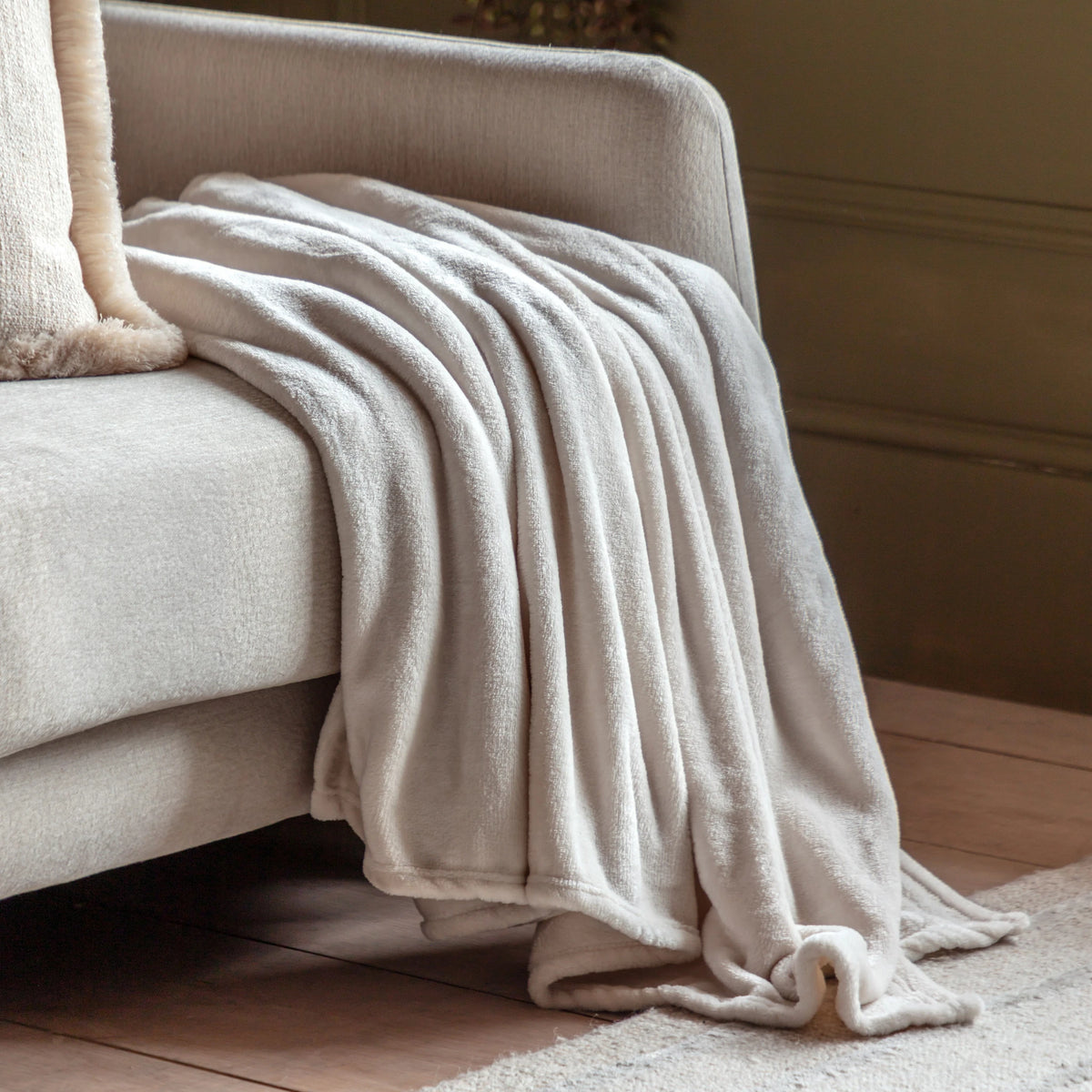 Phoenix Super Soft Flannel Fleece Ecru Throw