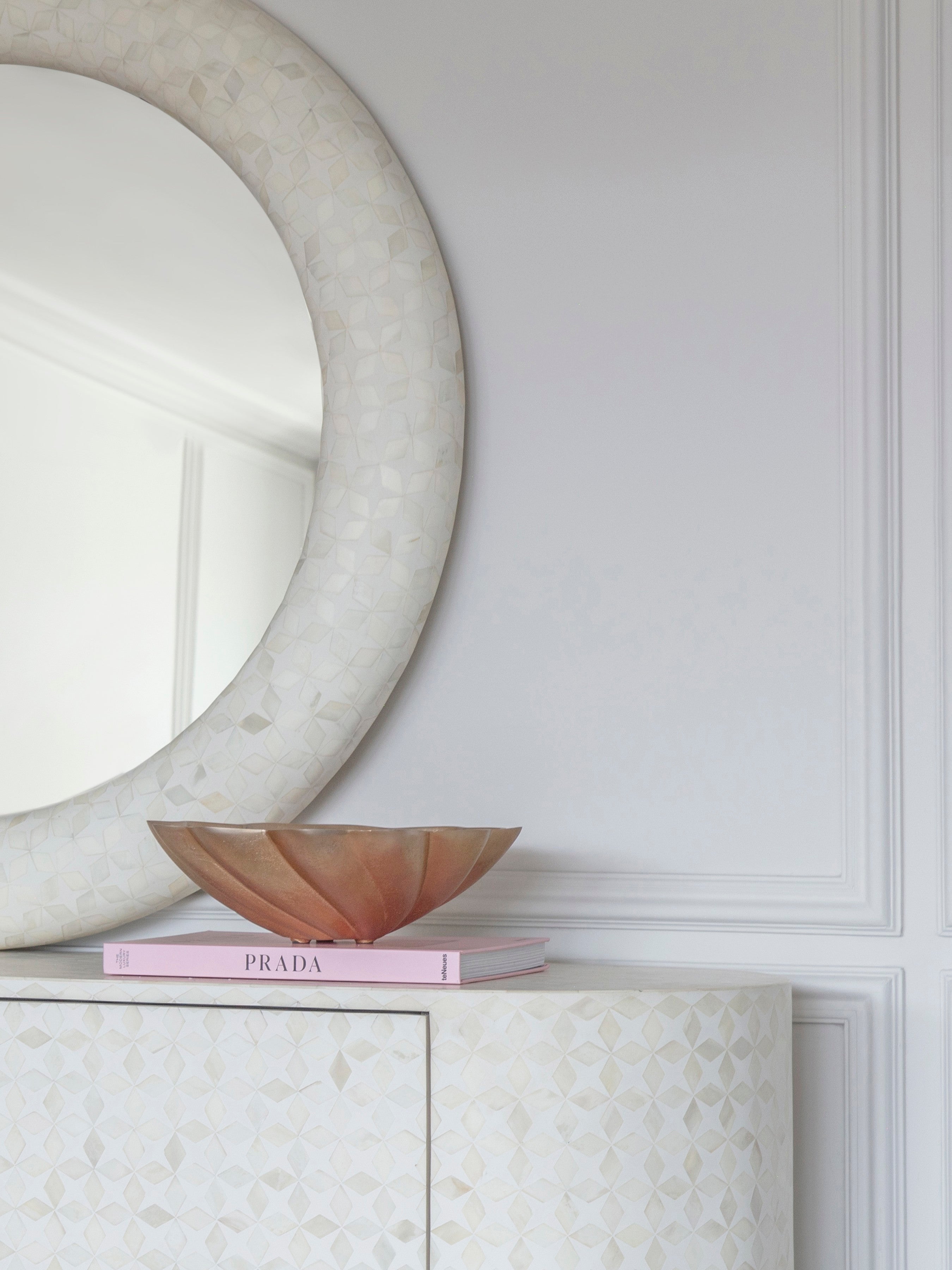Marin Scallop Champagne Gold Round Bowl lifestyle
