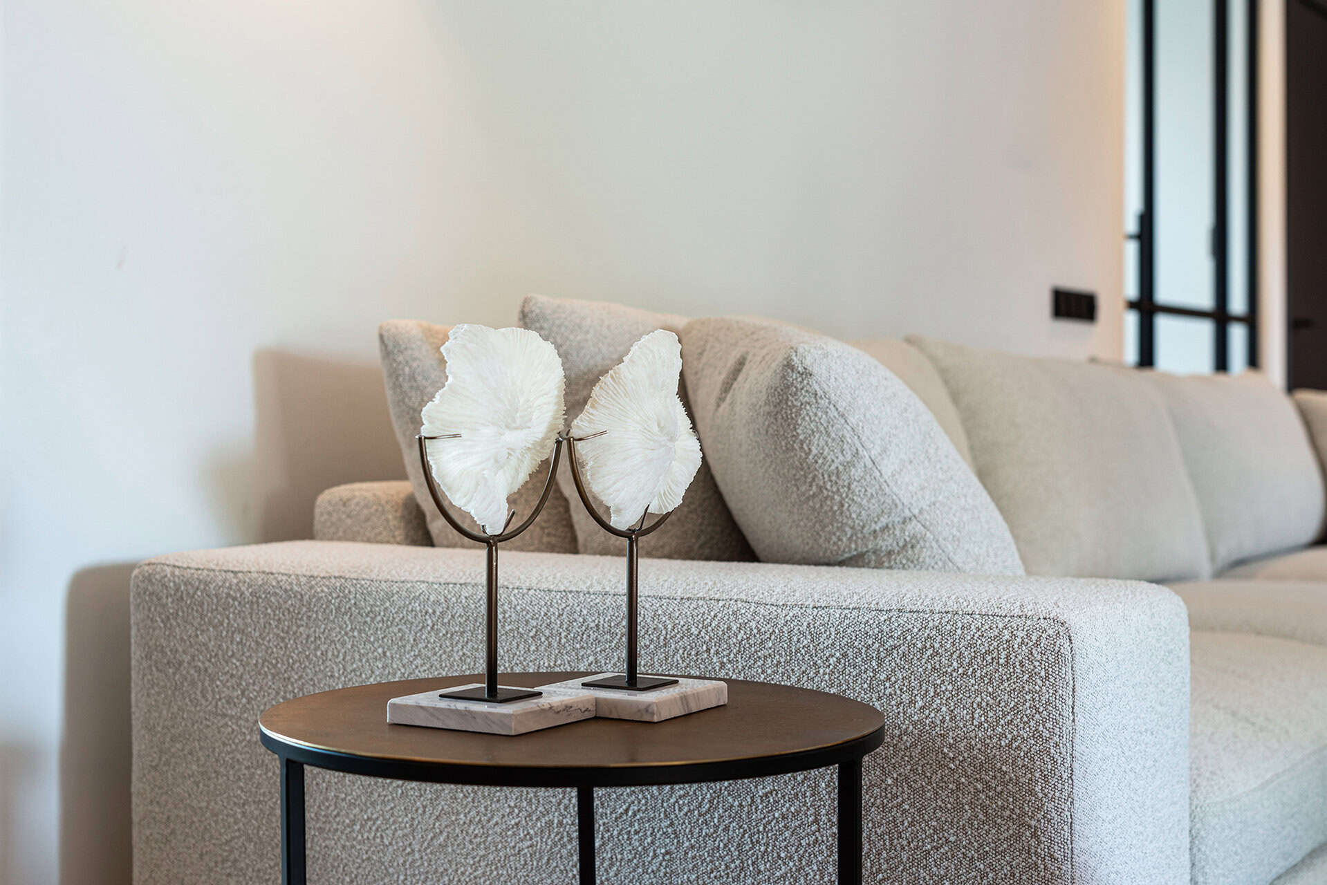 Faux coral Jada on standard (White)