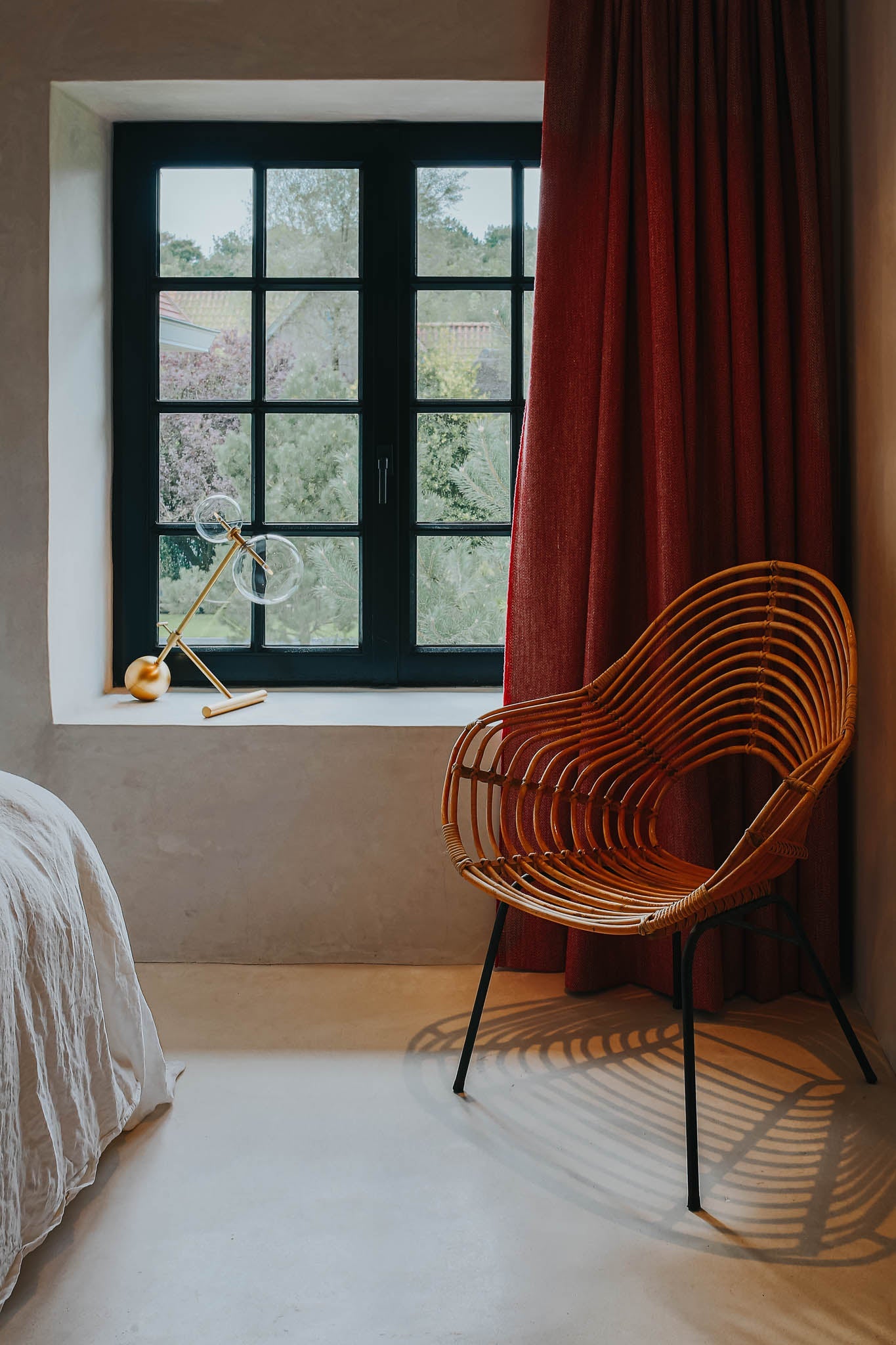 Schwung Zosia Burnished Brass Transparent Globe Table Lamp