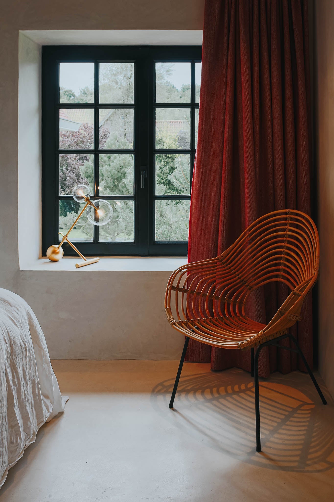 Schwung Zosia Burnished Brass Transparent Globe Table Lamp