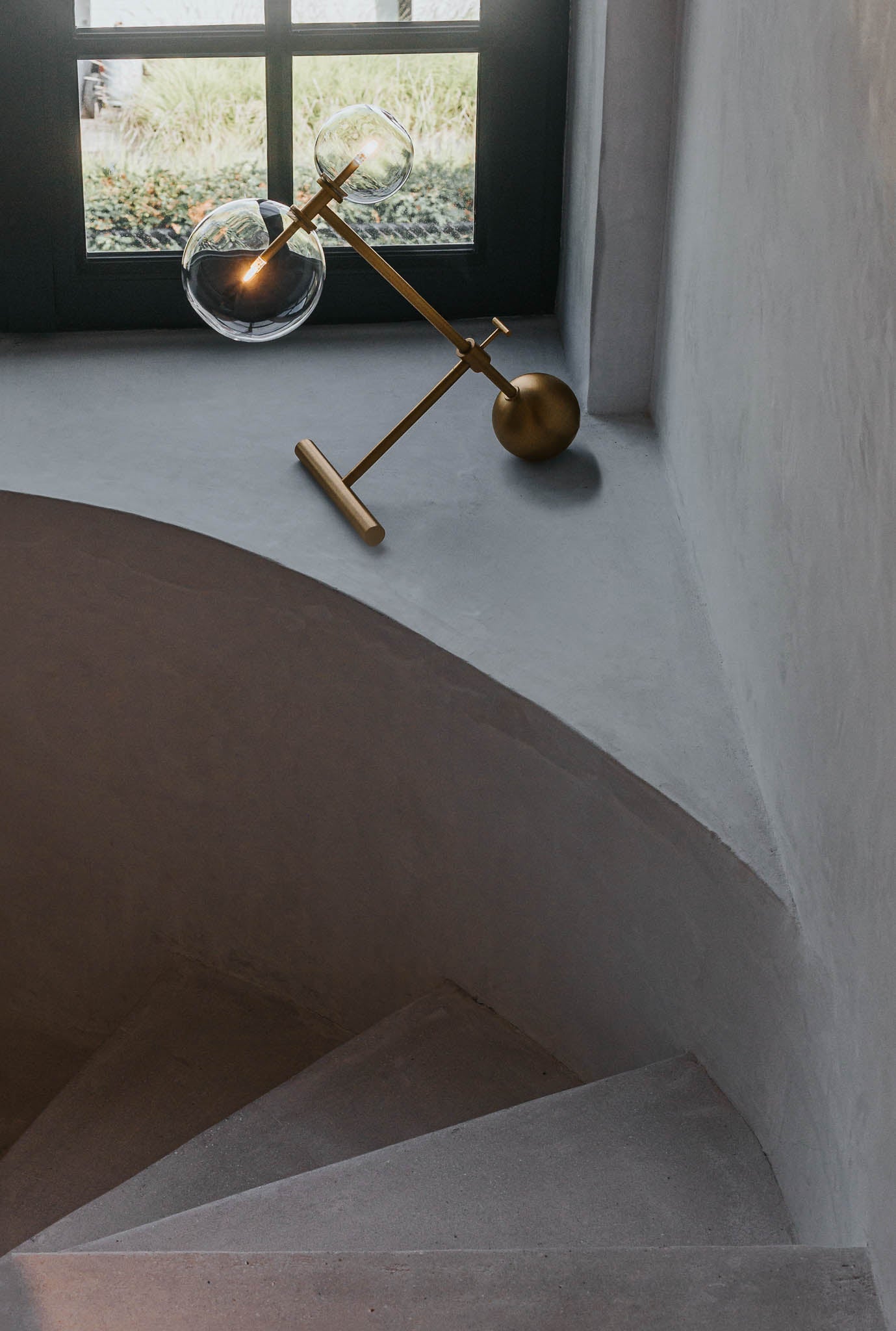 Schwung Zosia Burnished Brass Transparent Globe Table Lamp