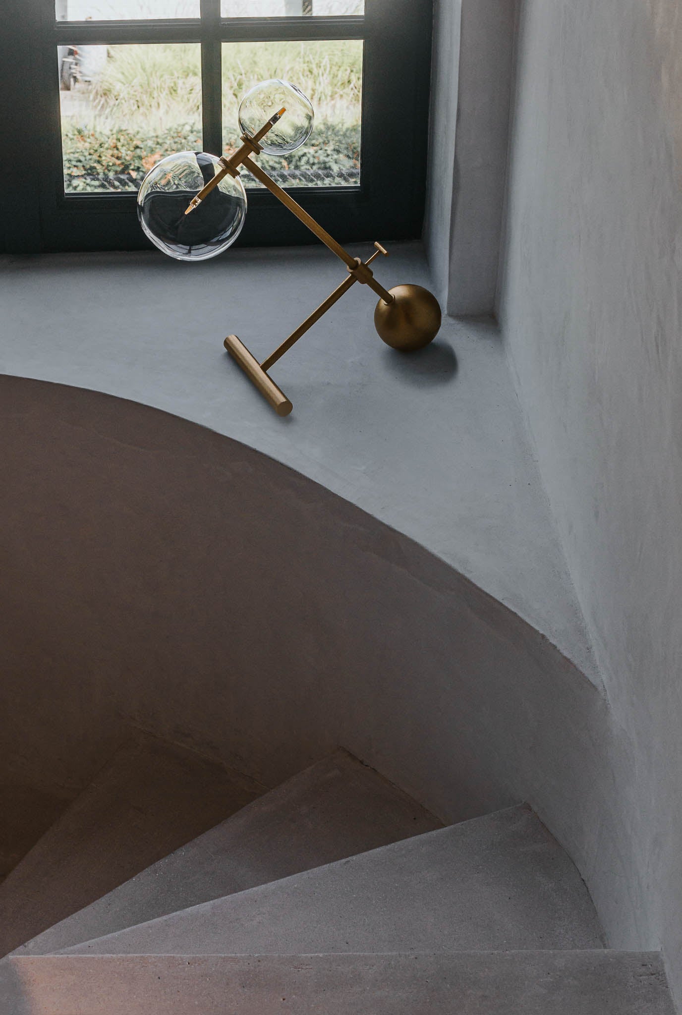 Schwung Zosia Burnished Brass Transparent Globe Table Lamp