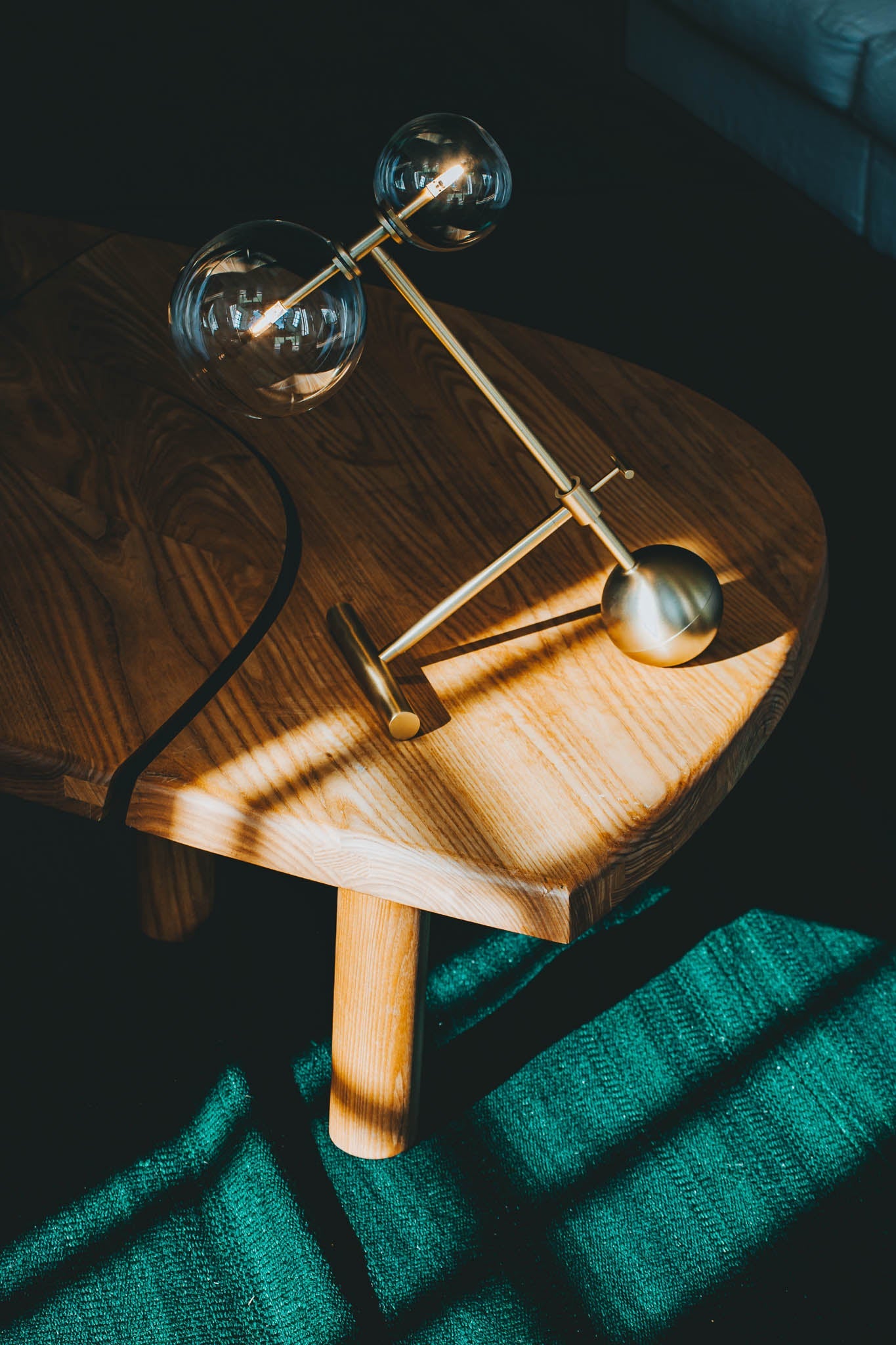 Schwung Zosia Burnished Brass Transparent Globe Table Lamp