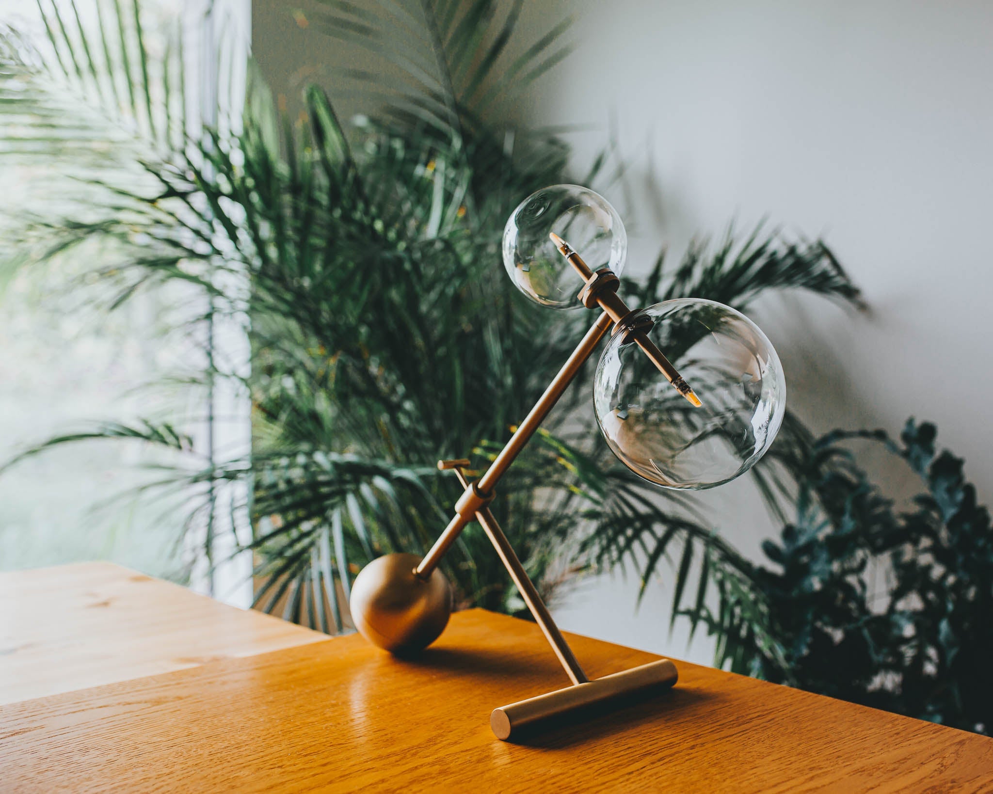 Schwung Zosia Burnished Brass Transparent Globe Table Lamp