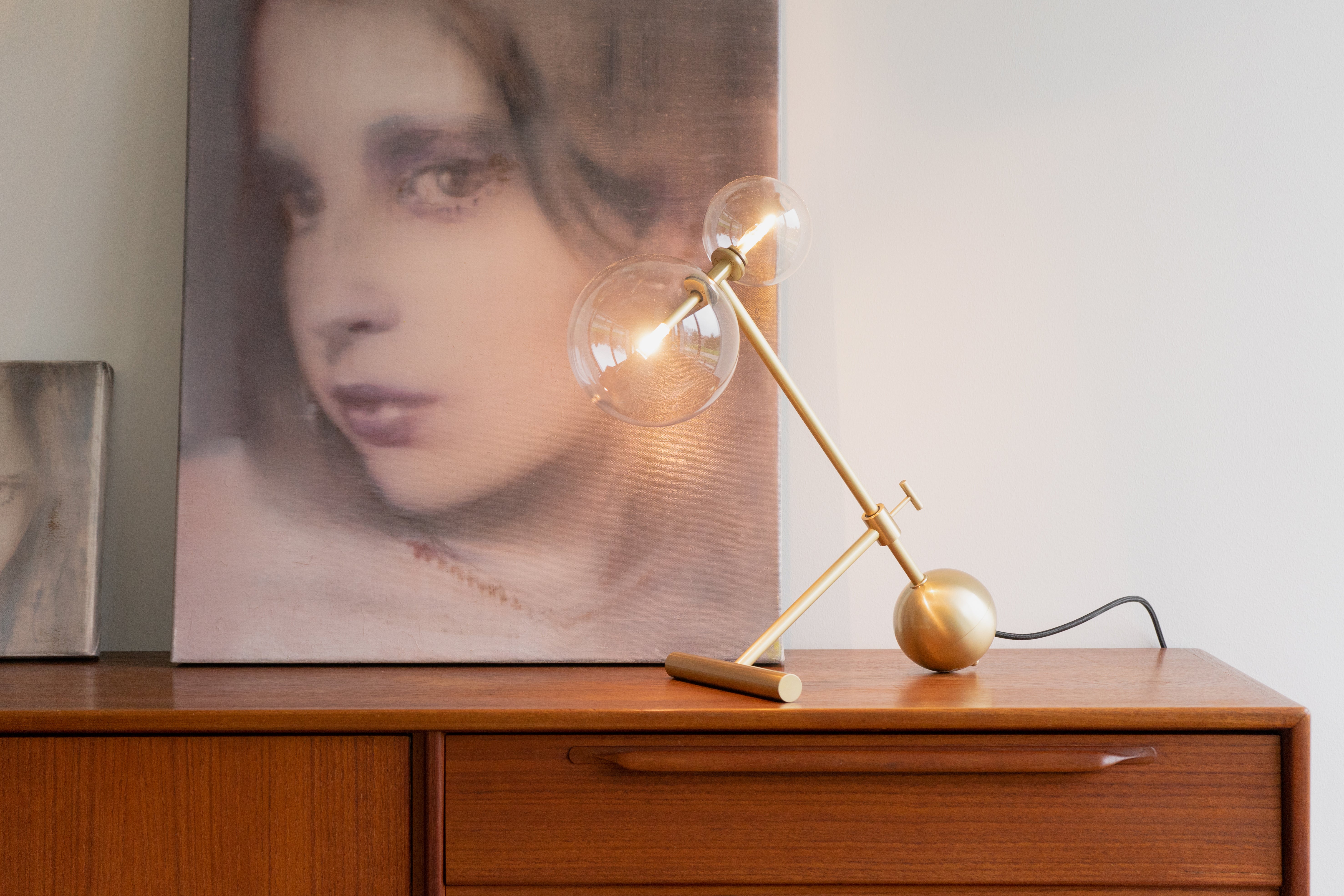 Schwung Zosia Burnished Brass Transparent Globe Table Lamp