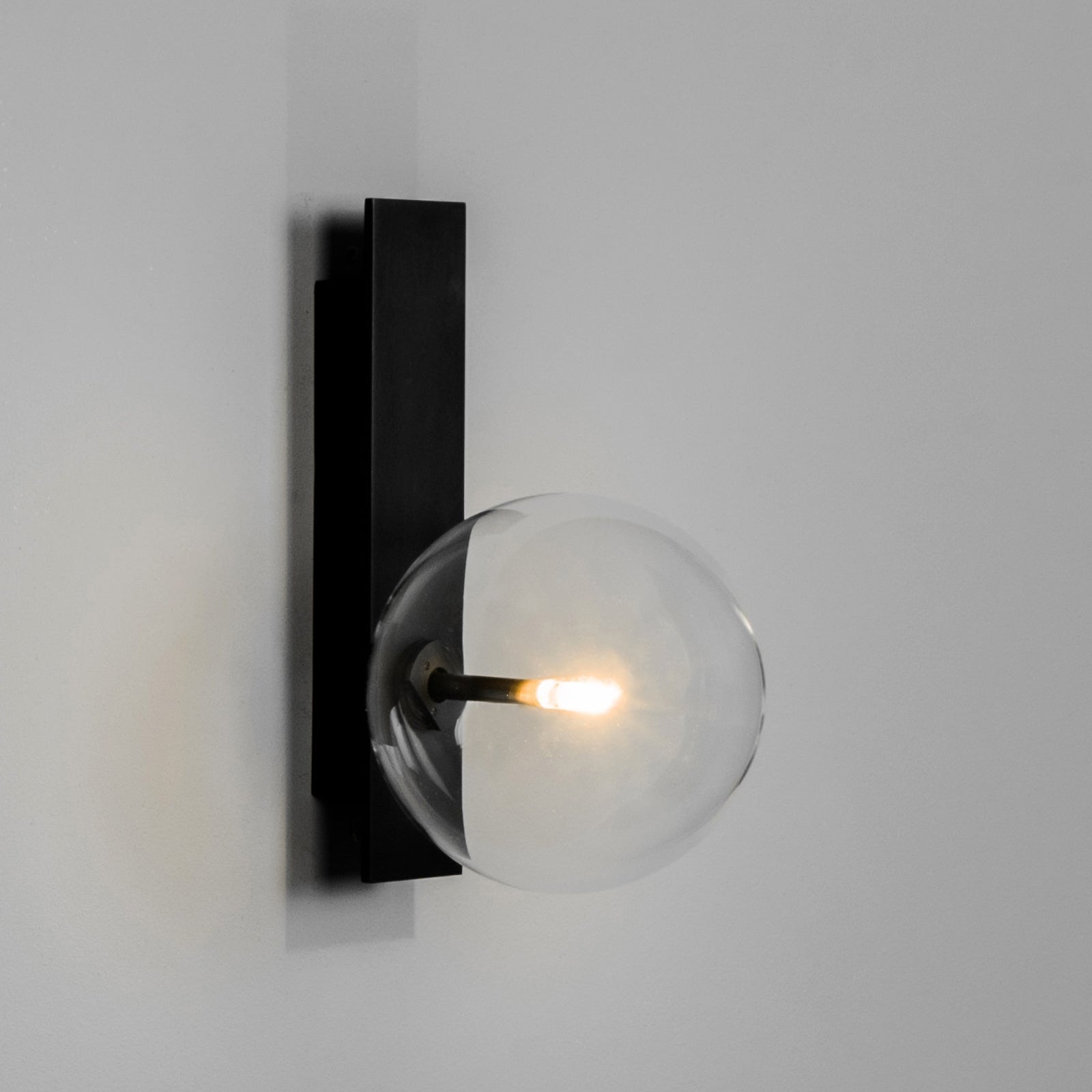 Schwung Oslo Single Black Gunmetal Transparent Globe Wall Light
