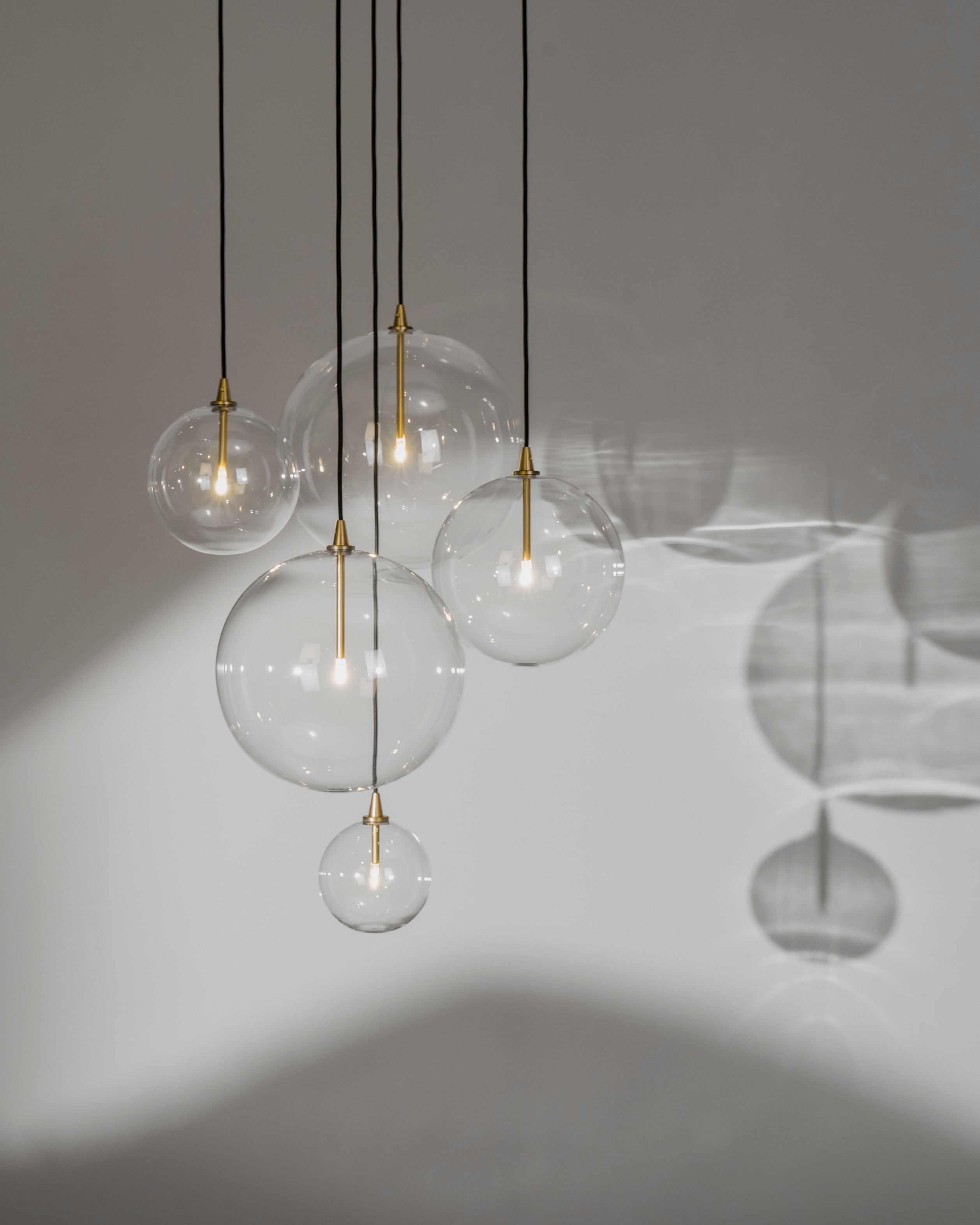 Schwung Cluster 5 Burnished Brass Transparent Globe Mix Chandelier