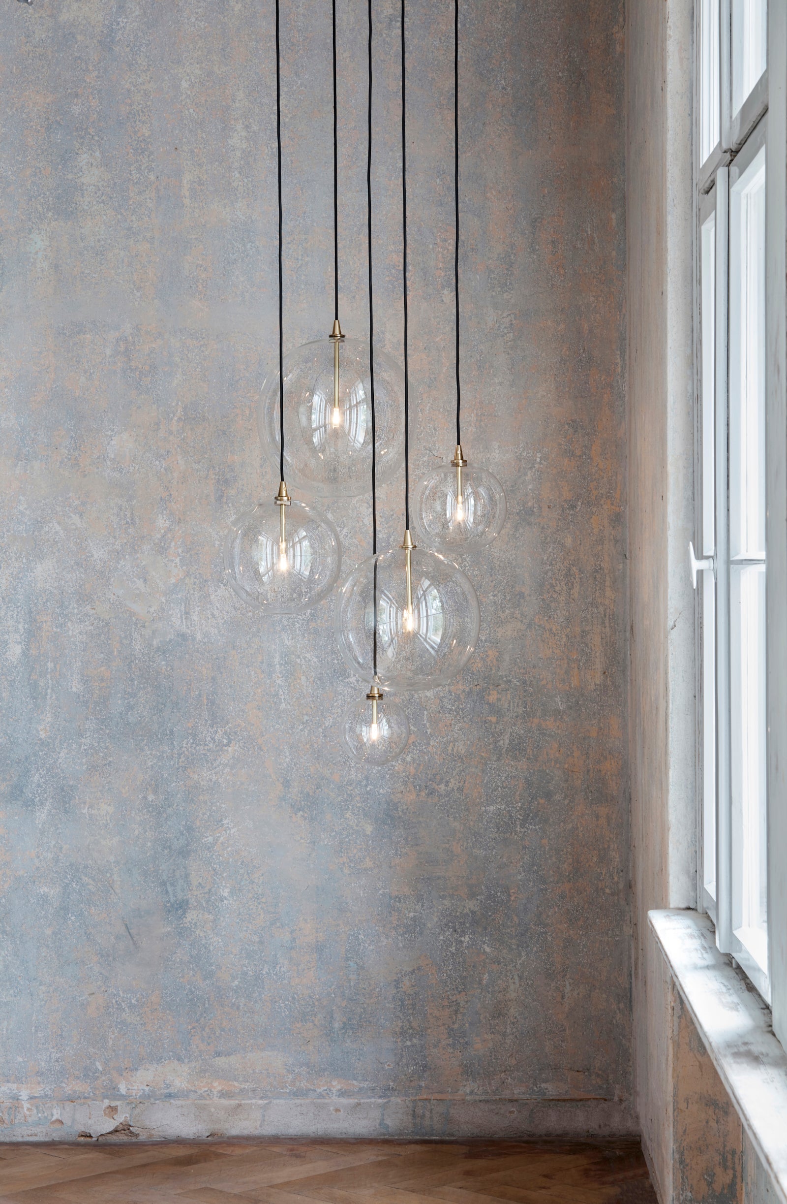 Schwung Cluster 5 Burnished Brass Transparent Globe Mix Chandelier