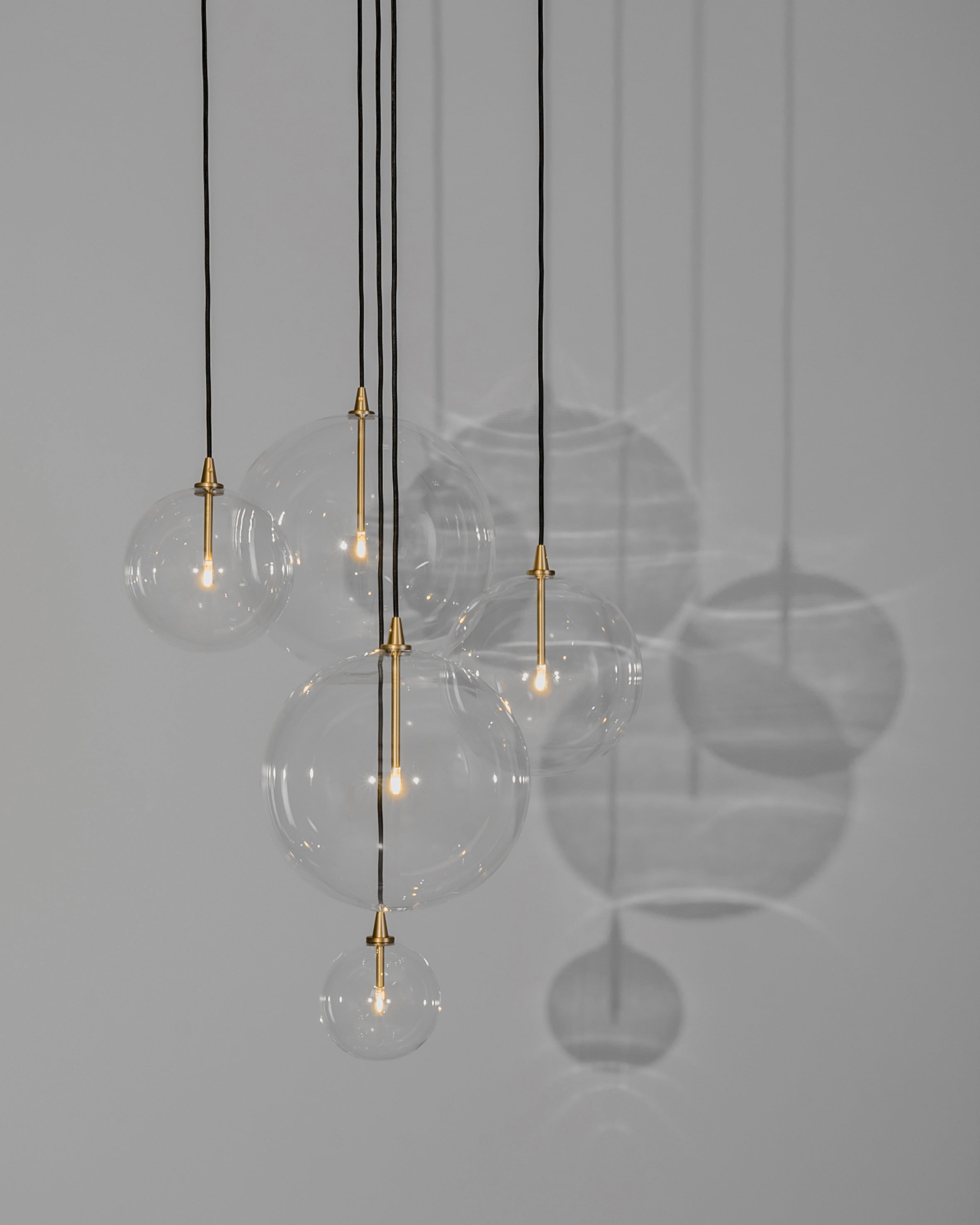 Schwung Cluster 5 Burnished Brass Transparent Globe Mix Chandelier