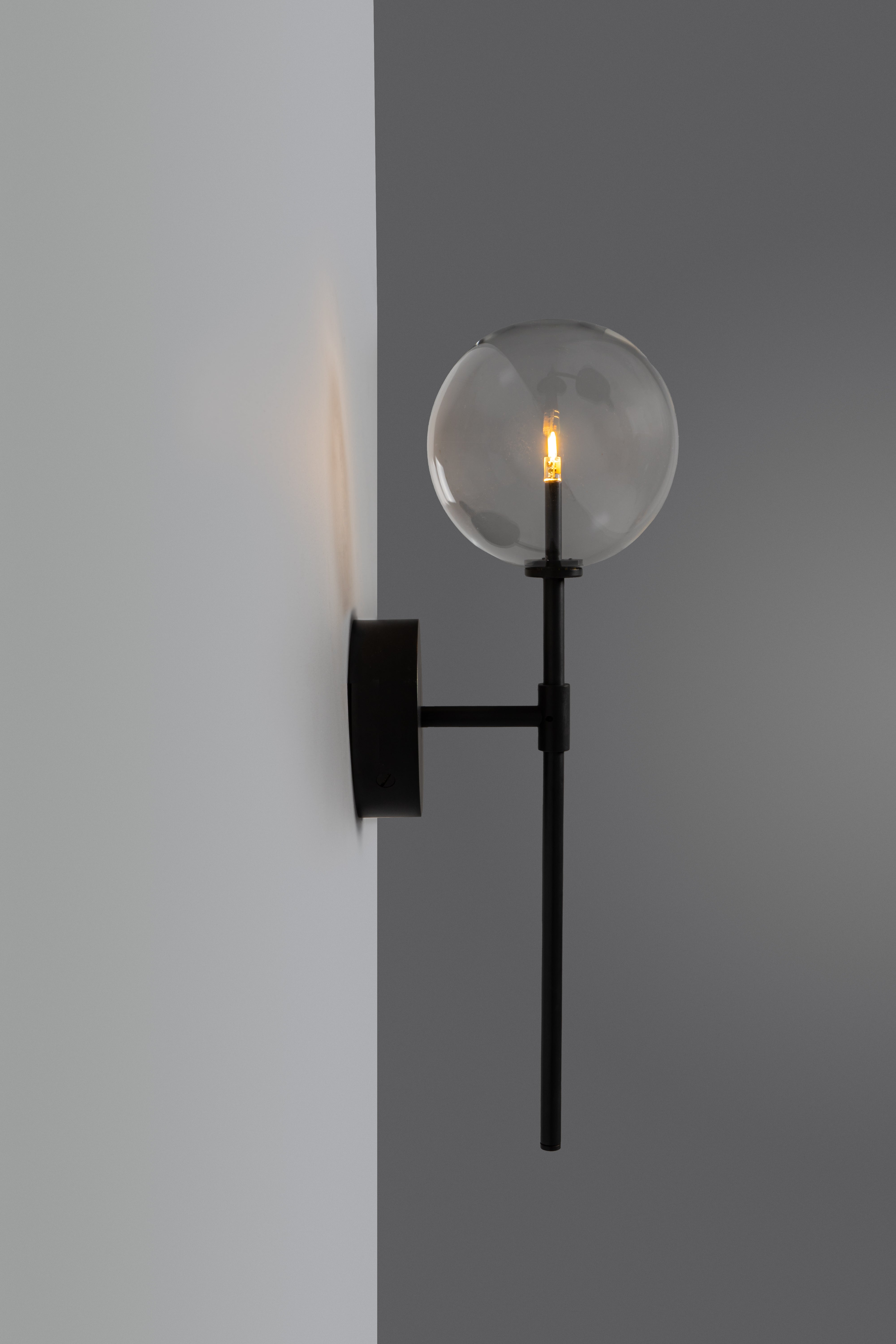Schwung Dawn Single Black Gunmetal Transparent Globe Wall Light