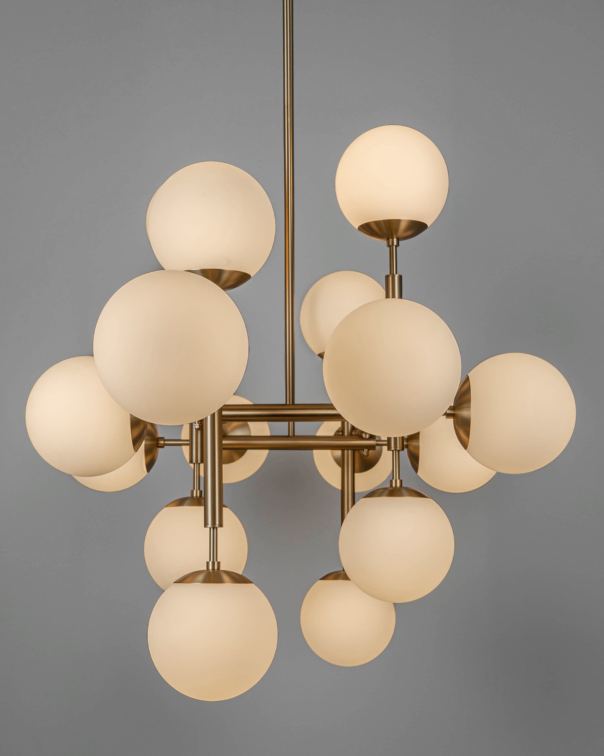 Schwung Riegel Globe Chandelier