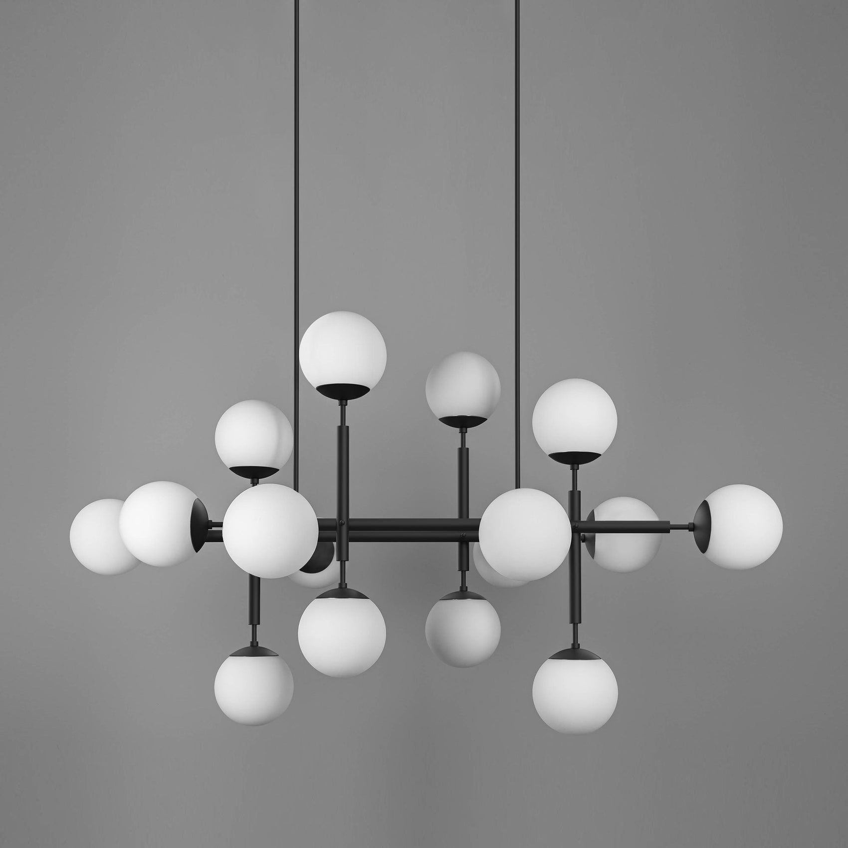 Schwung Riegel Globe Chandelier