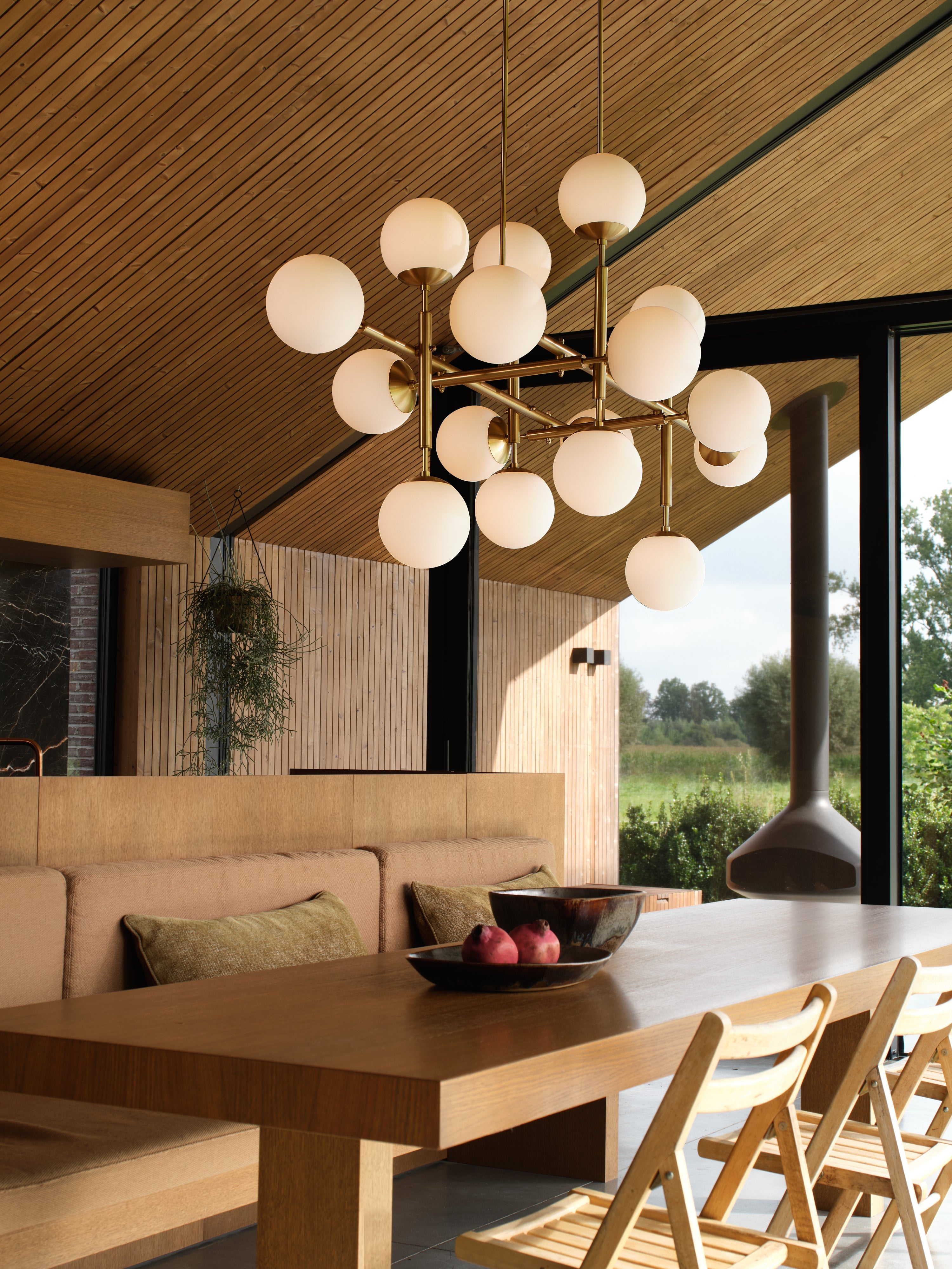 Schwung Riegel Globe Chandelier