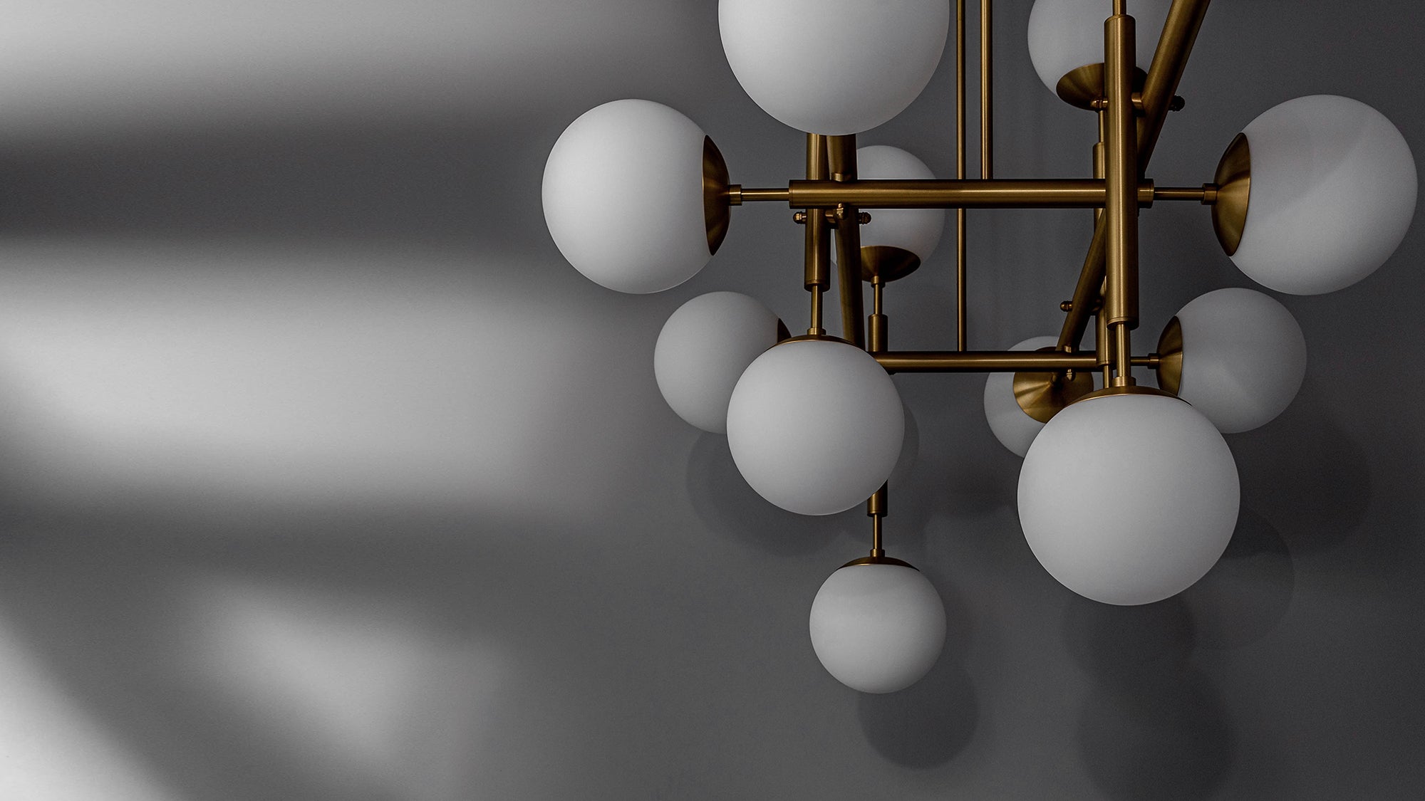 Schwung Riegel Globe Chandelier