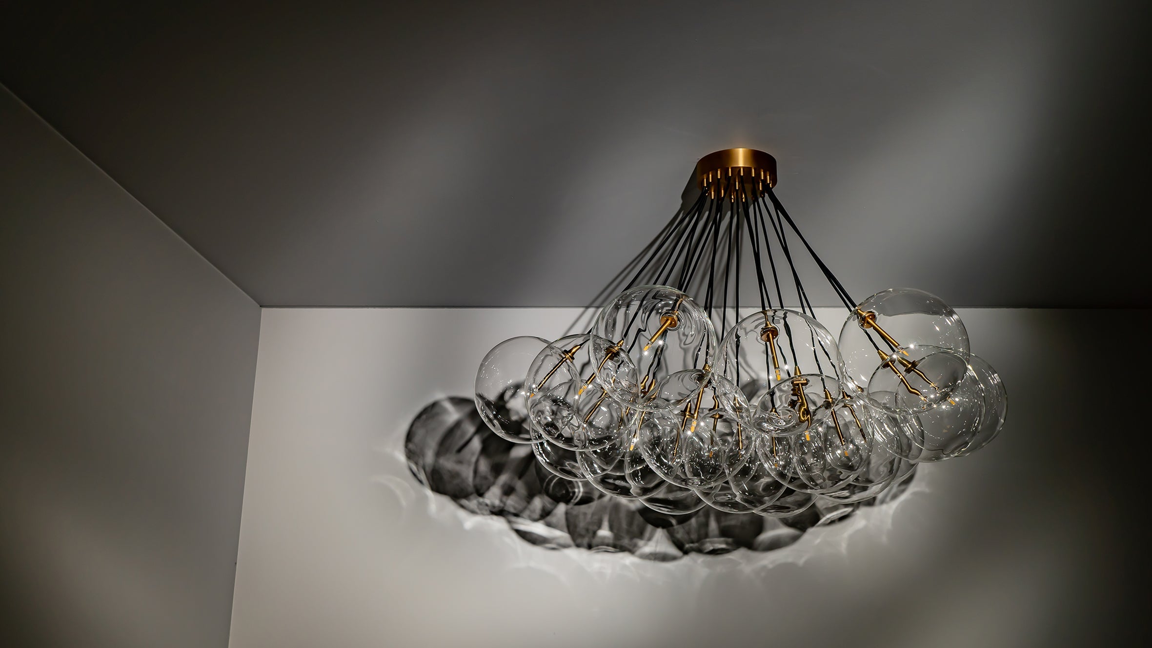 Schwung Cloud Transparent Globe Chandelier