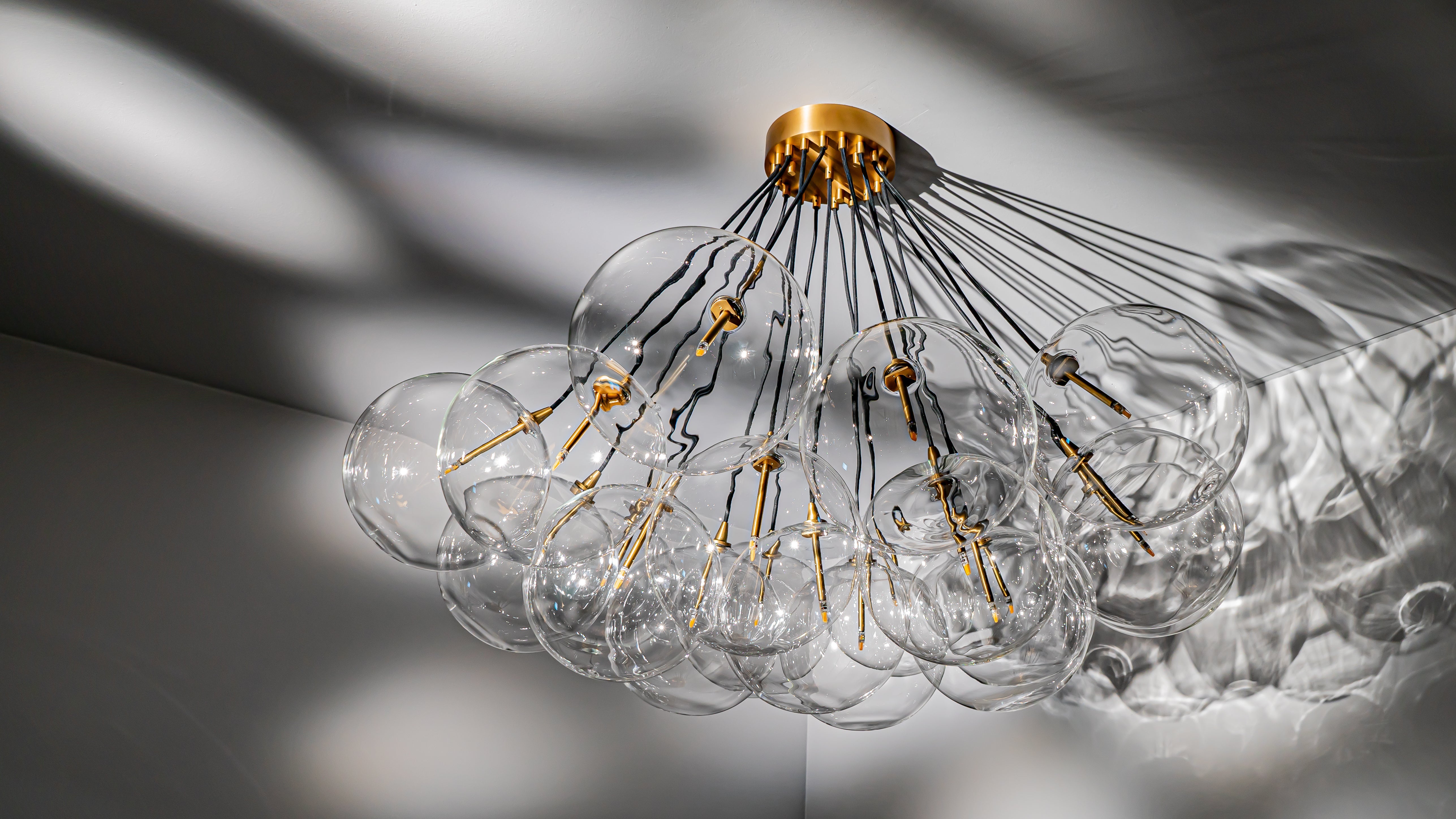 Schwung Cloud Transparent Globe Chandelier