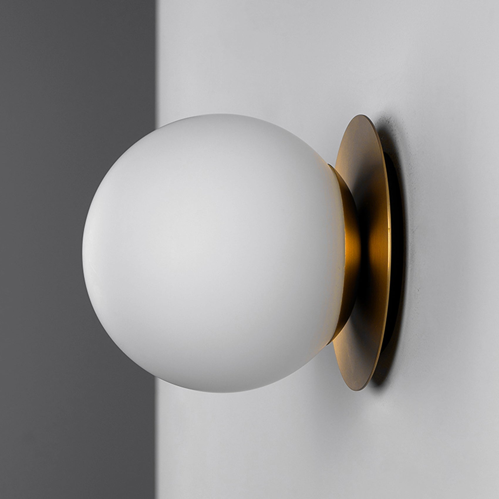 Schwung Pulsar 250 Globe Wall Light