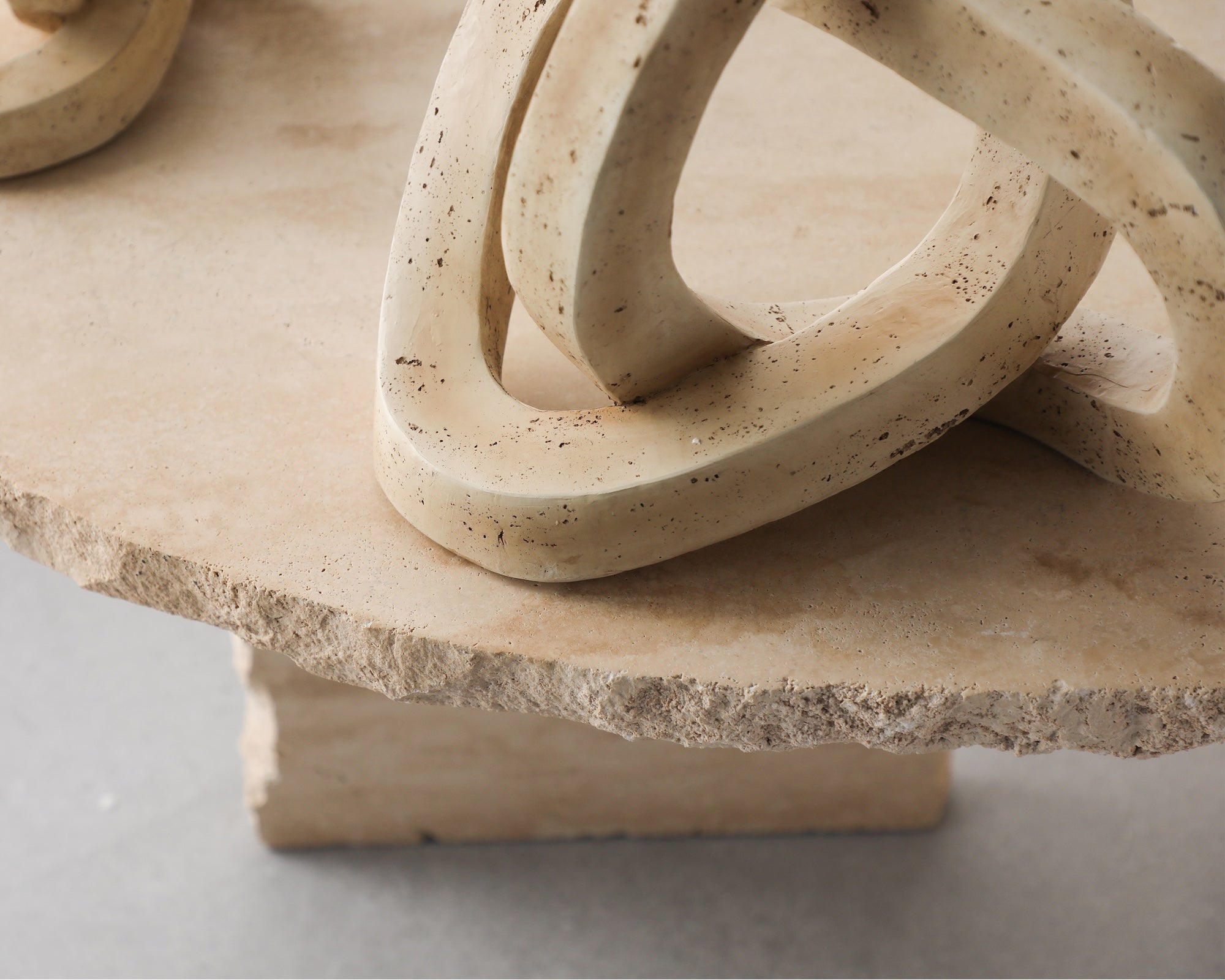 Avorio Sculpture - Beige Marble Effect