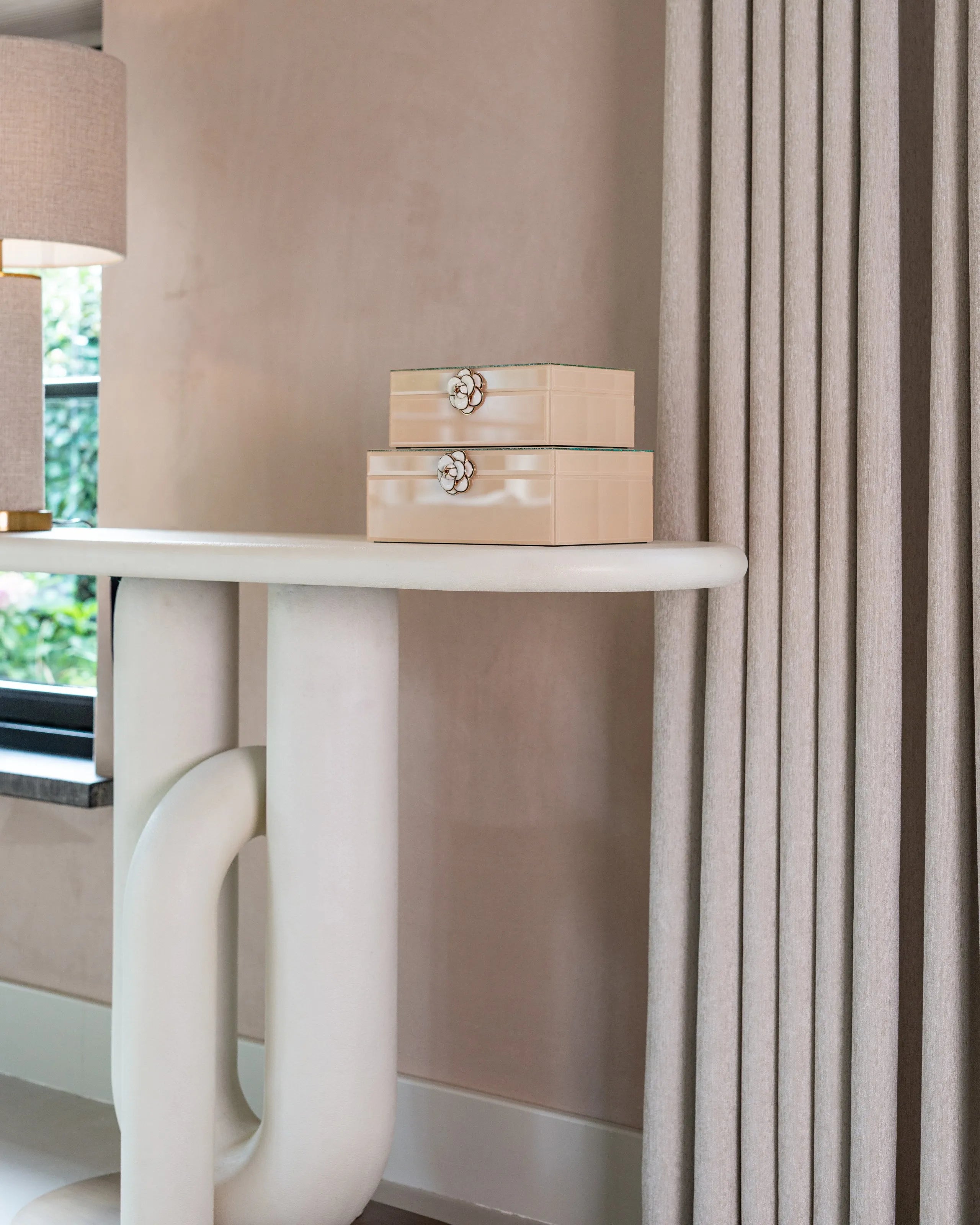 Richmond Interiors Winslow White Knot Console Table