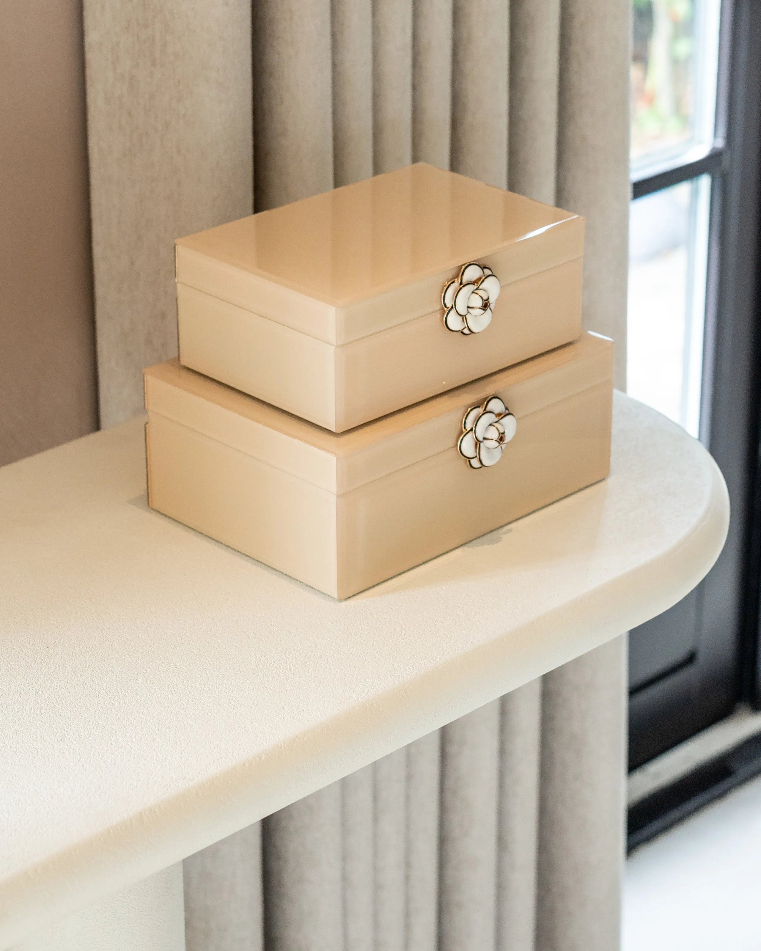 Richmond Interiors Winslow White Knot Console Table