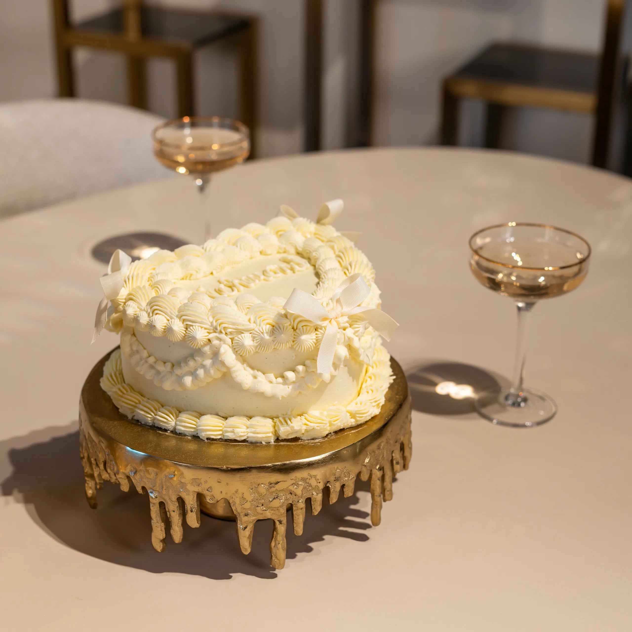 Richmond Interiors Carmona Dripping Paint Gold Cakeplate