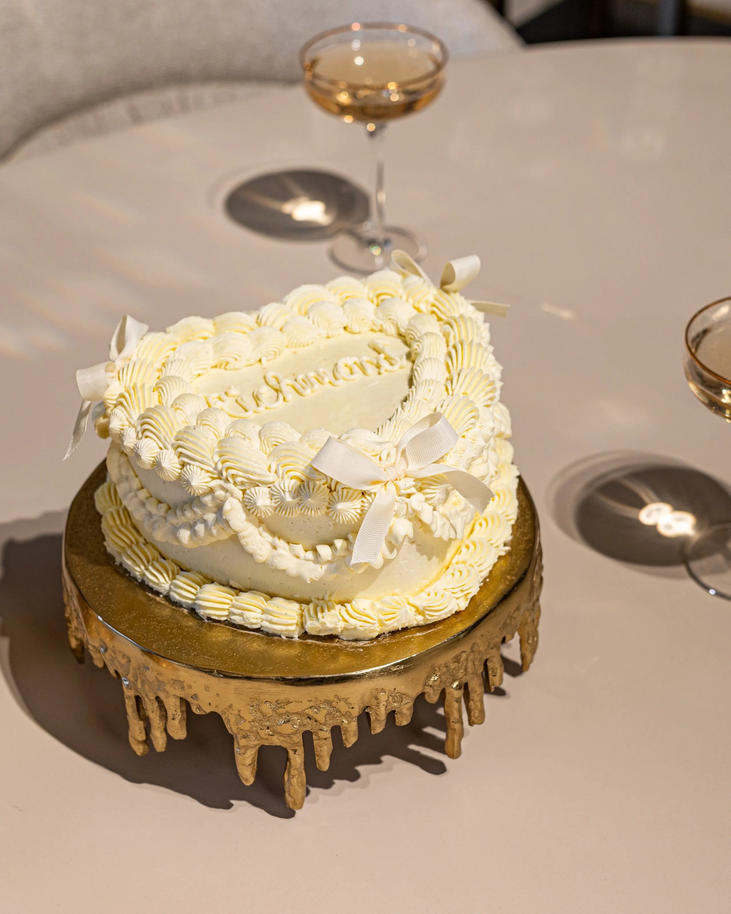 Richmond Interiors Carmona Dripping Paint Gold Cakeplate