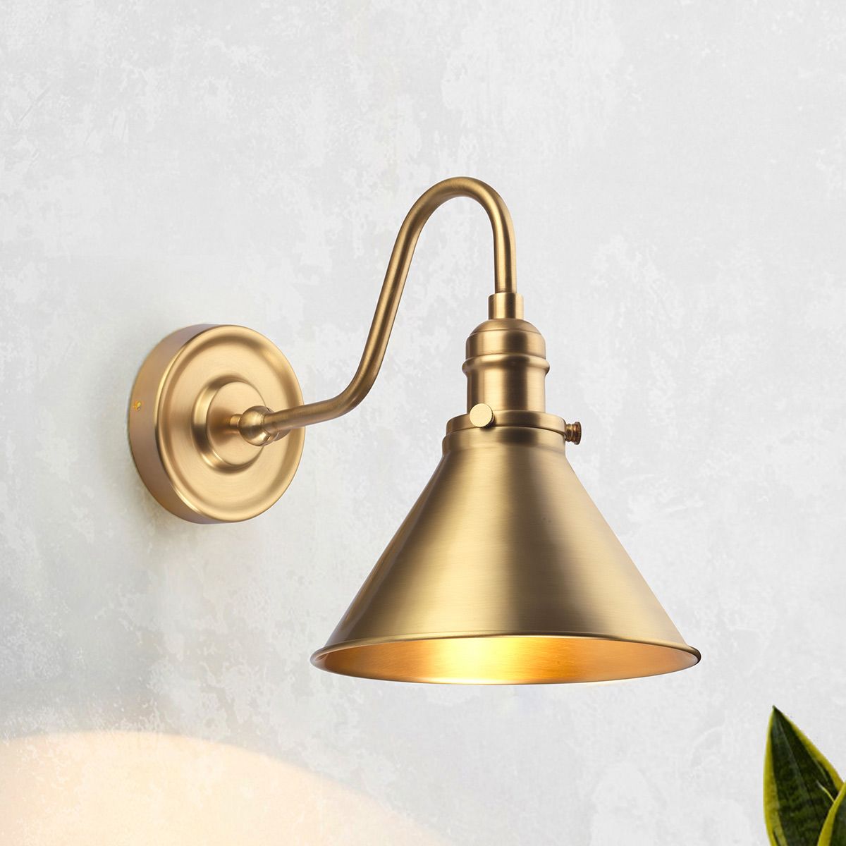 Stratford Single Wall Light - Brass
