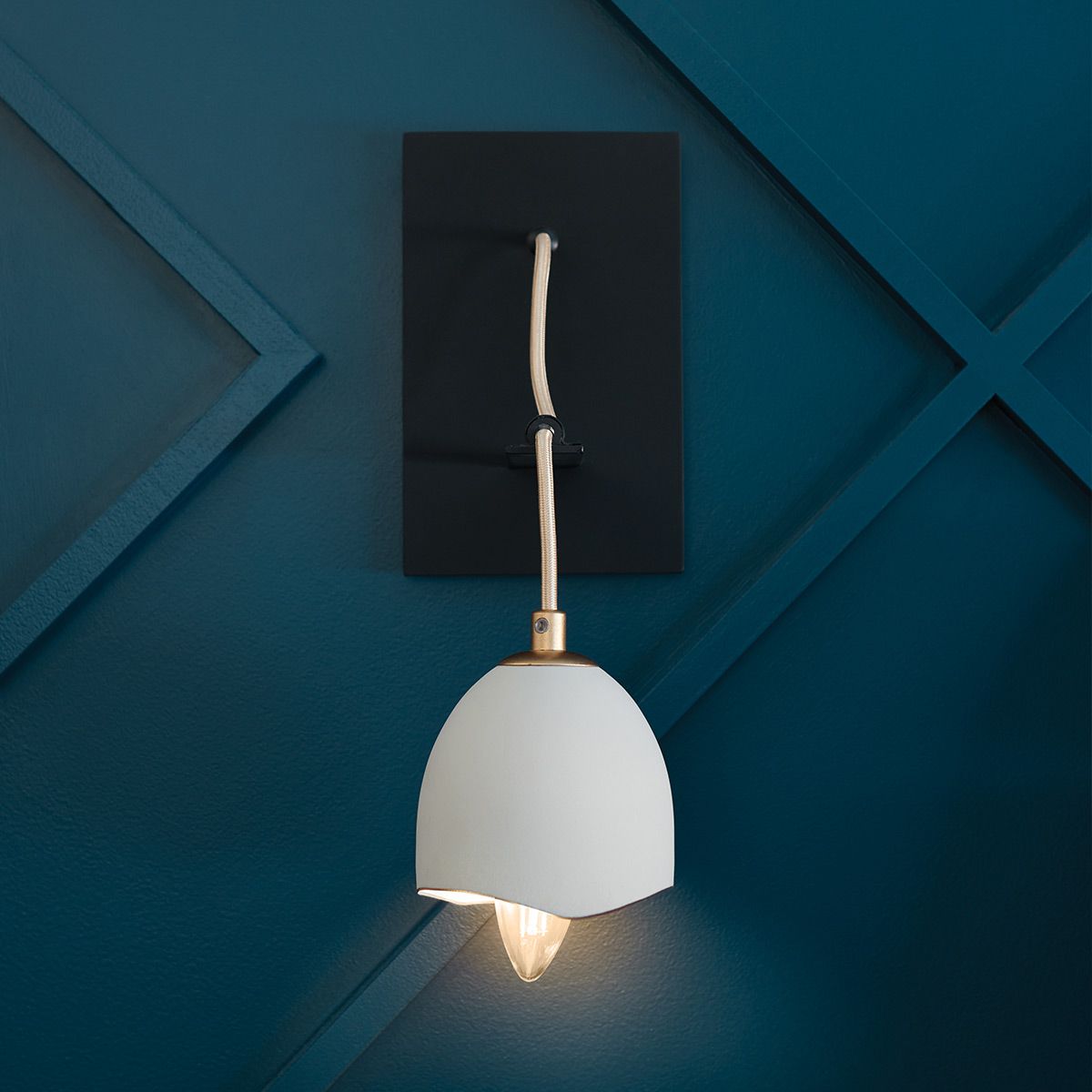 Quintiesse - Nula Single Wall Light - White & Gold